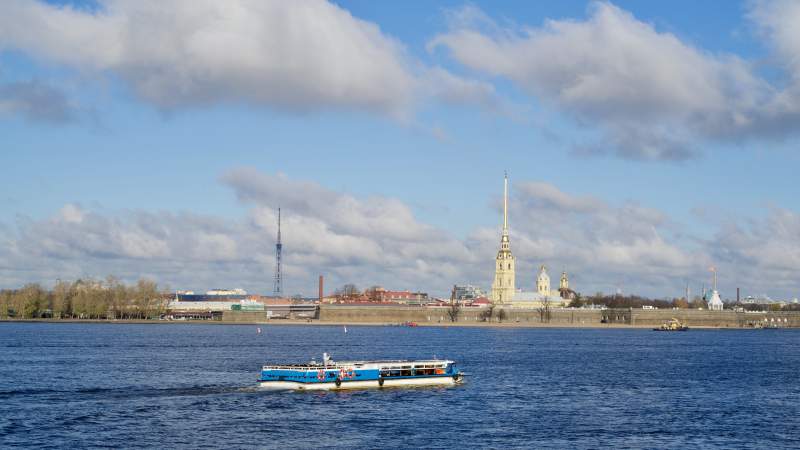 圣彼得堡涅瓦河景游船图片