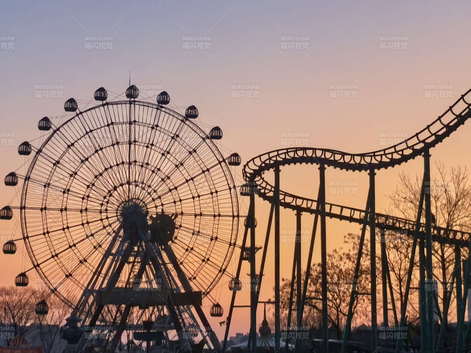 夕阳下的游乐园图片