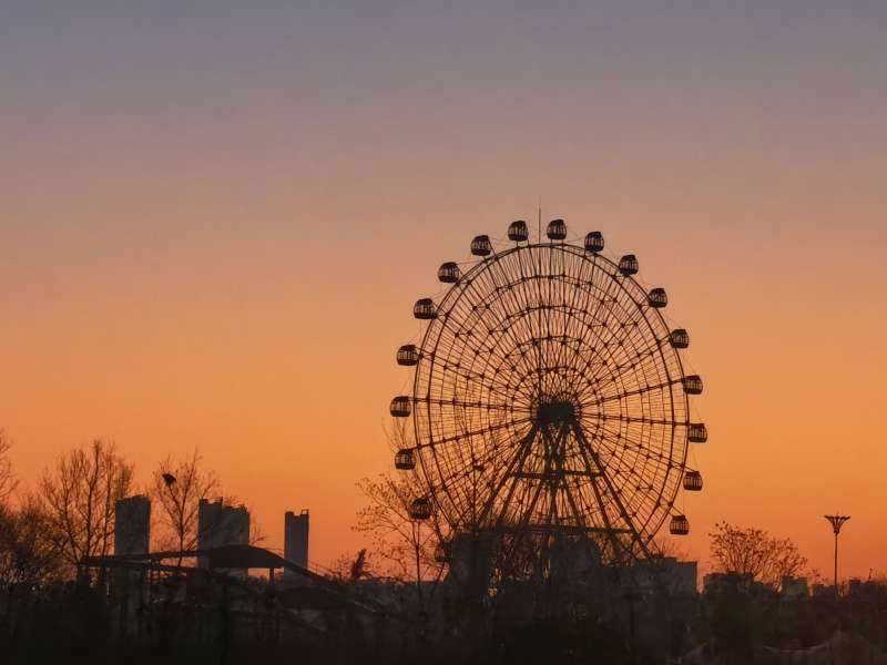夕阳下的摩天轮图片