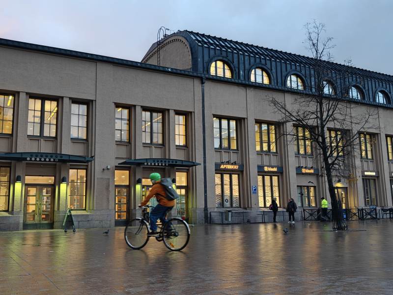 雨后骑车过广场图片