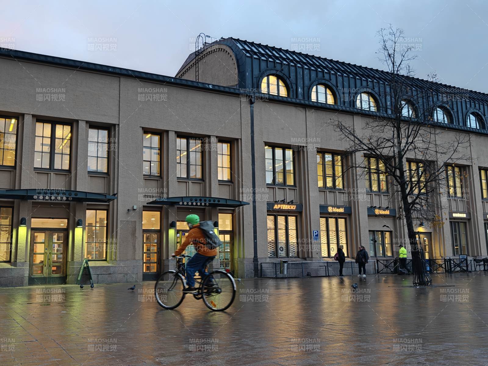 雨后骑车过广场图片