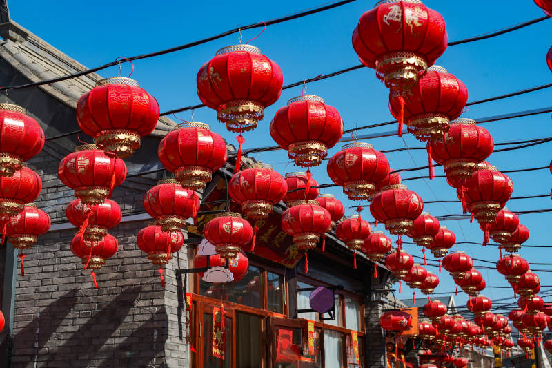 红灯笼挂满街图片