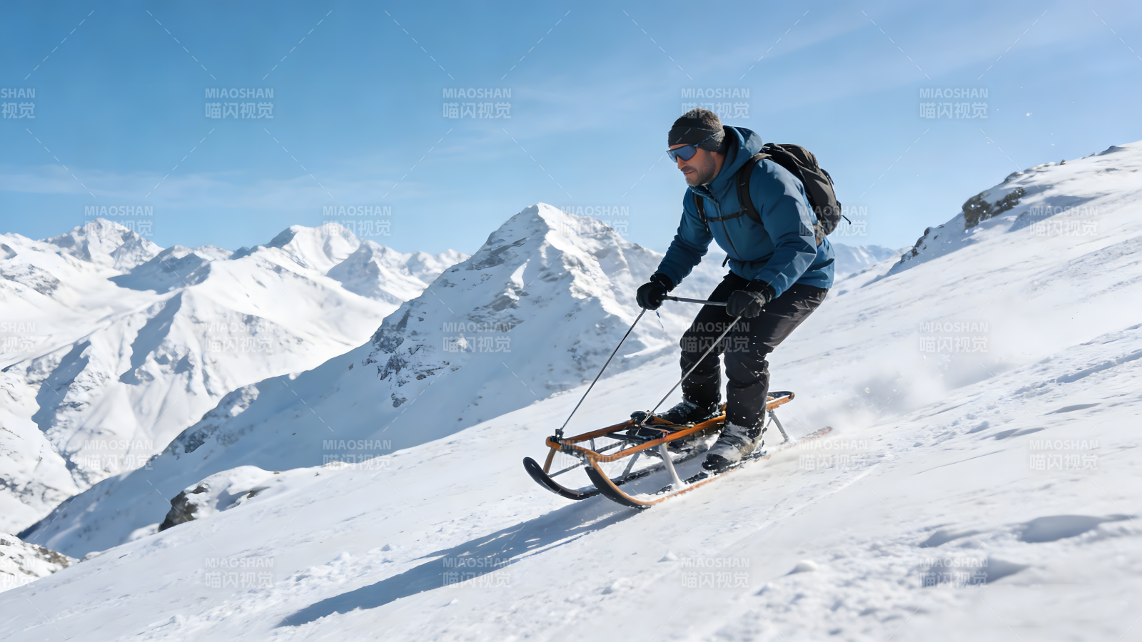 雪山滑雪者图片