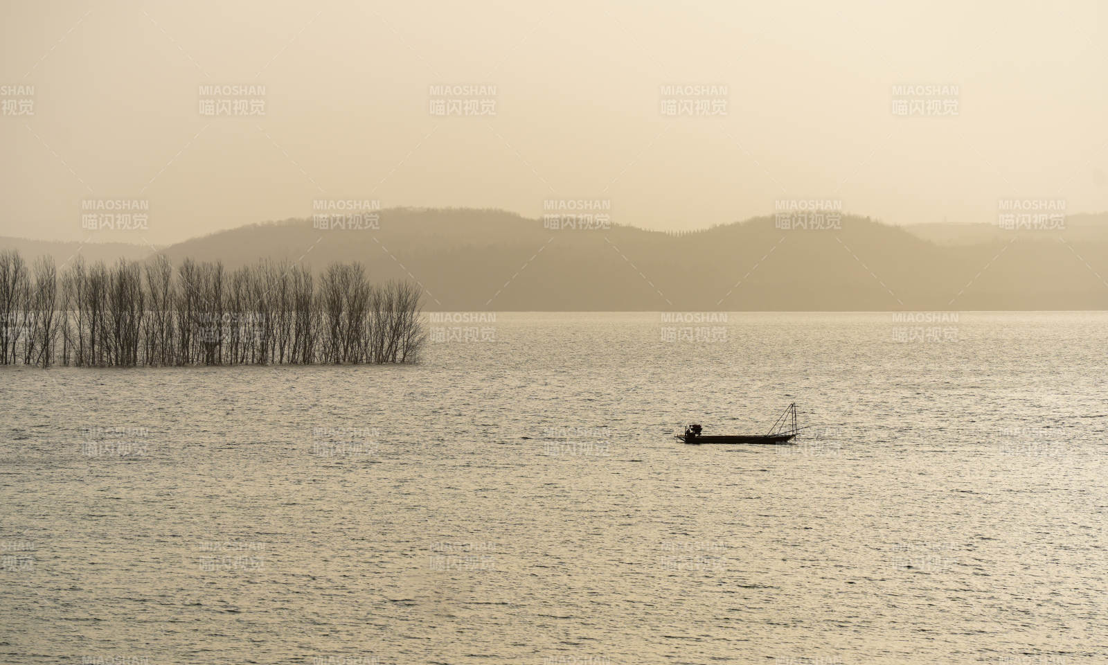 湖上孤舟远山影图片