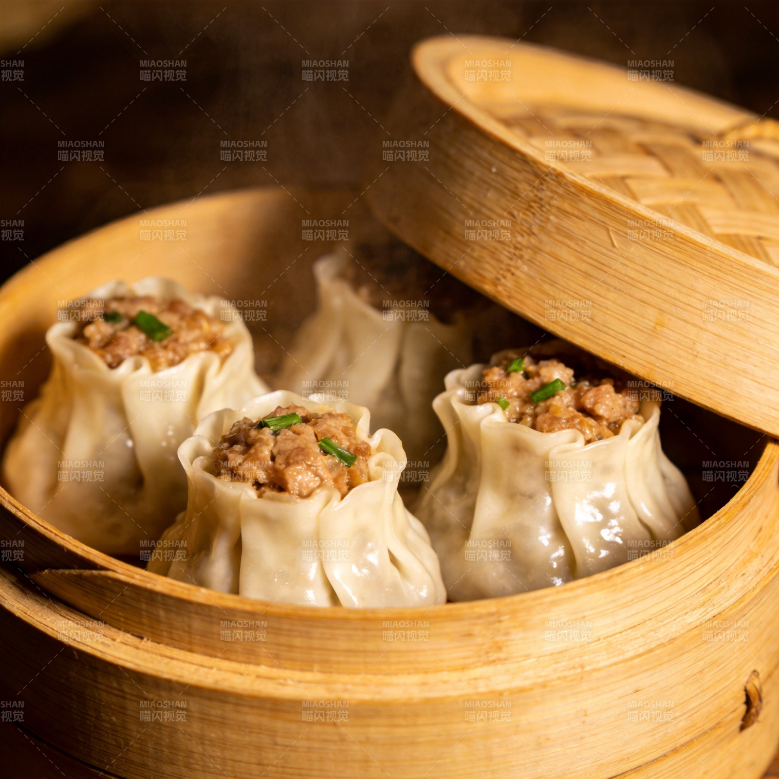 蒸笼里的美味烧麦图片