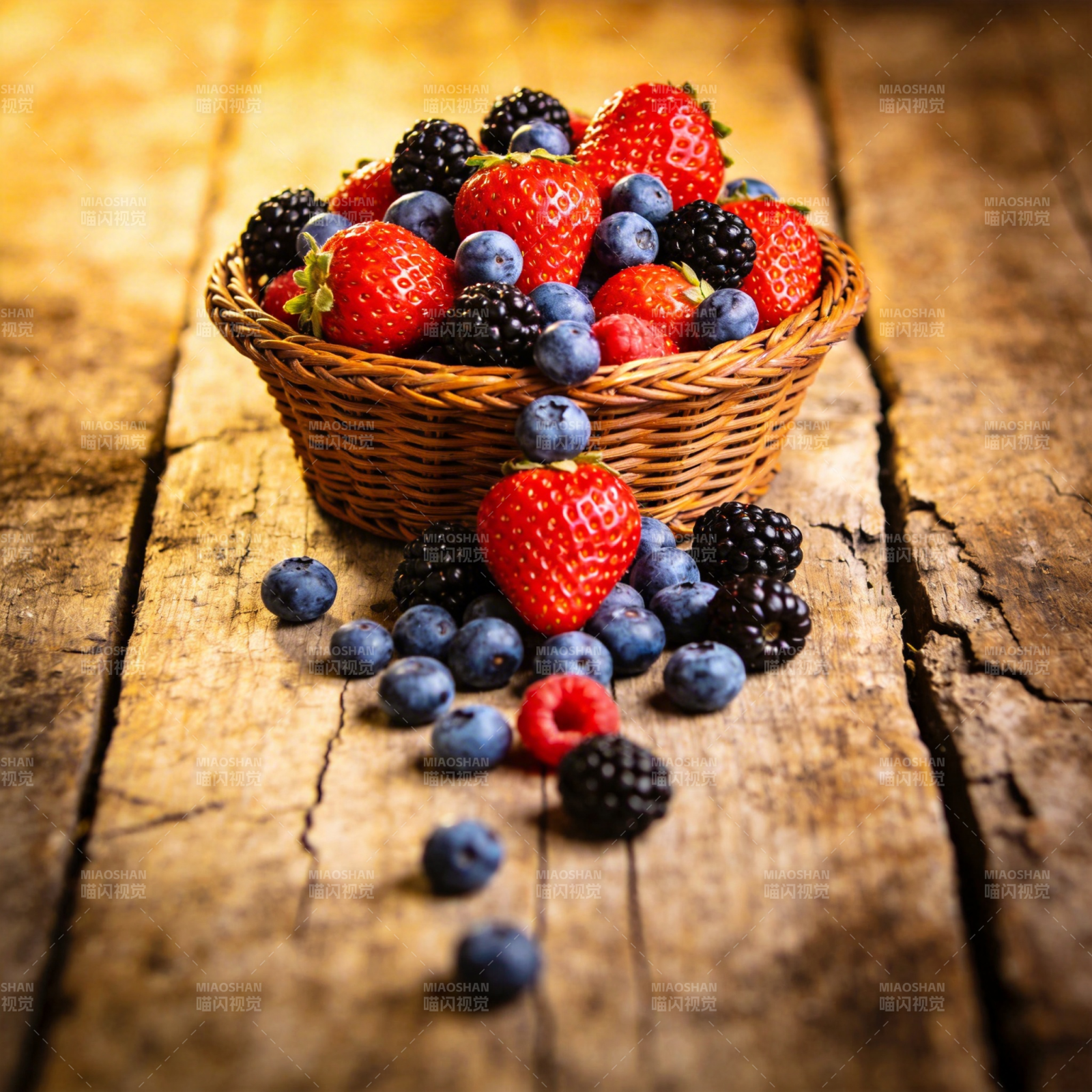 新鲜浆果满篮香图片