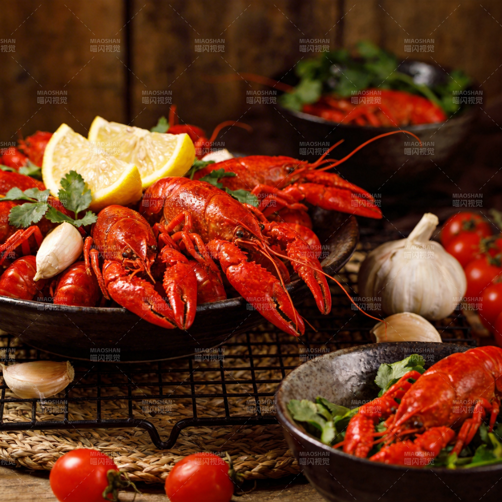 鲜红龙虾配柠檬图片