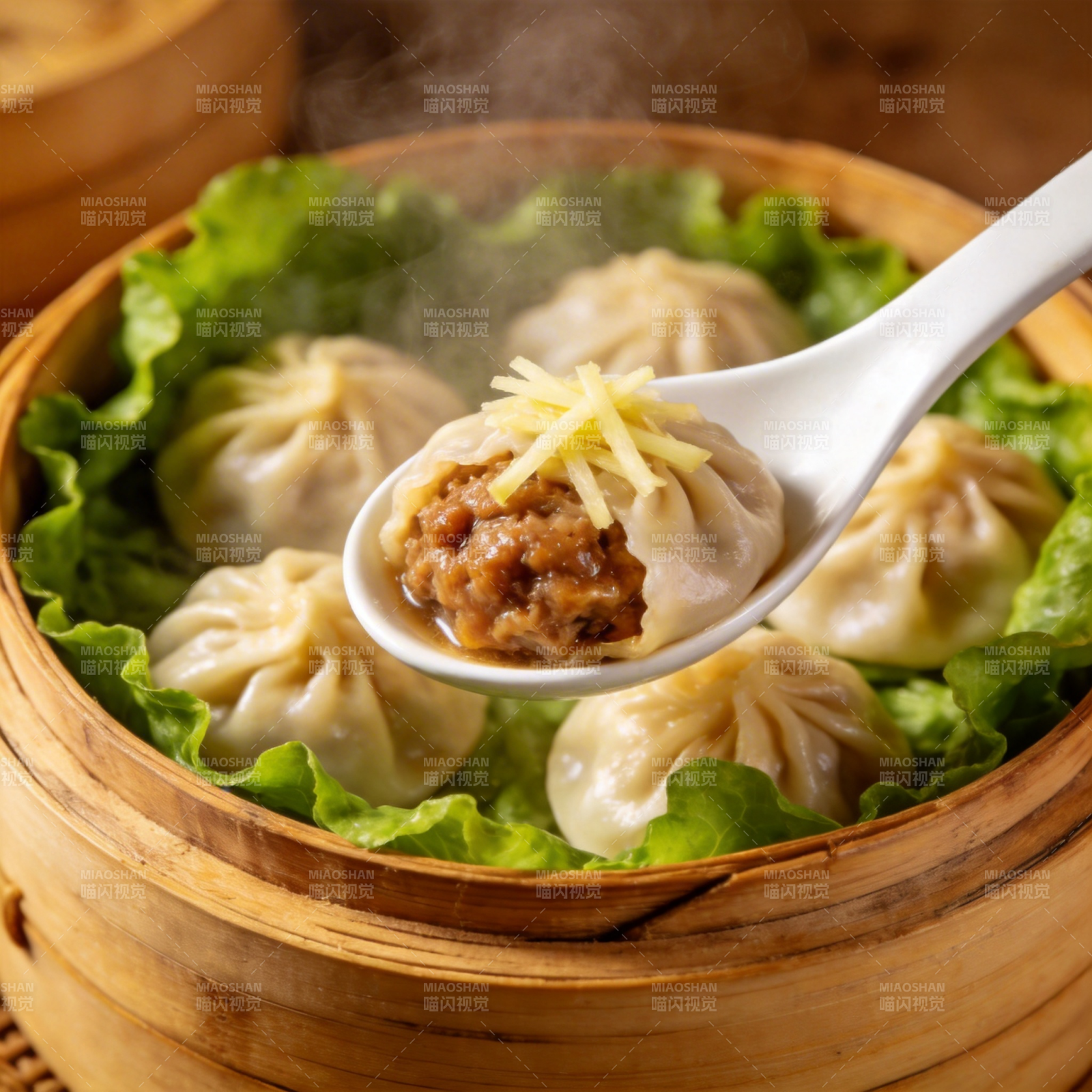 热腾腾的蒸小笼包图片