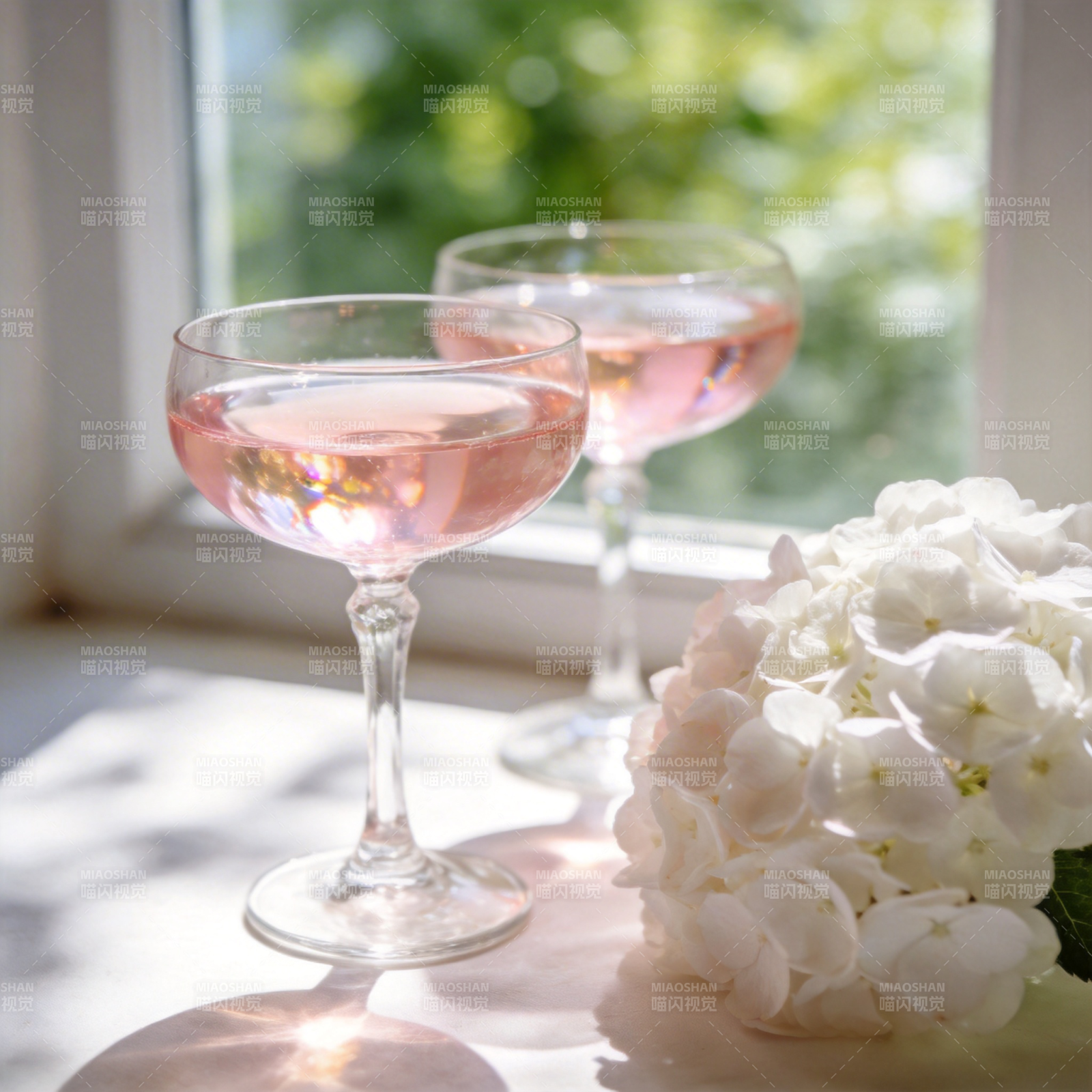 玫瑰酒与白花图片