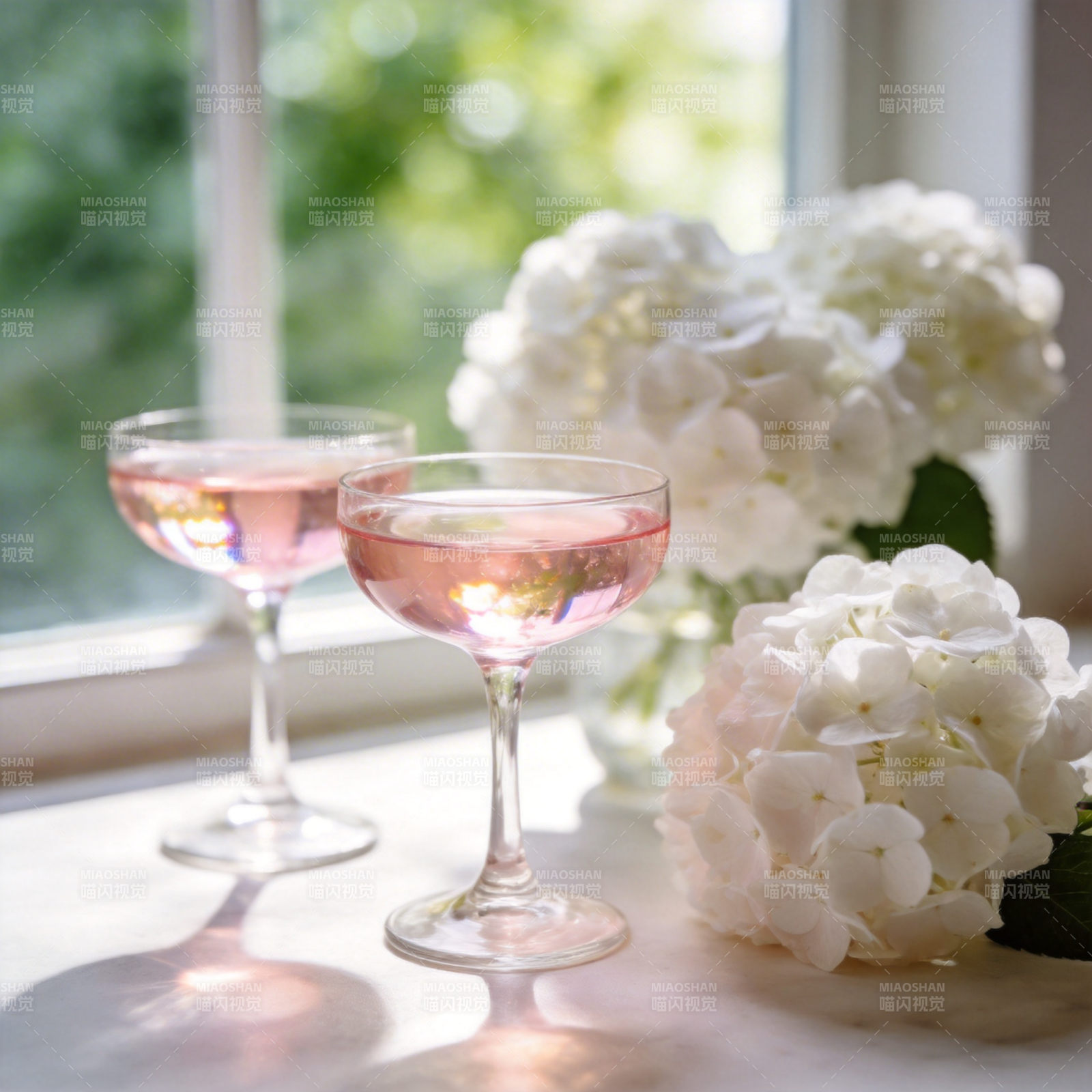 窗边花影酒香图片