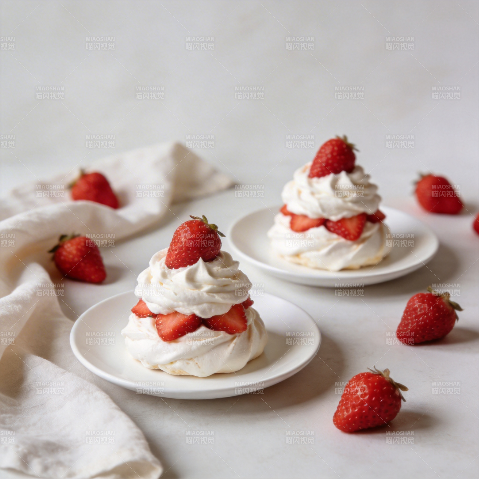 草莓奶油小蛋糕图片