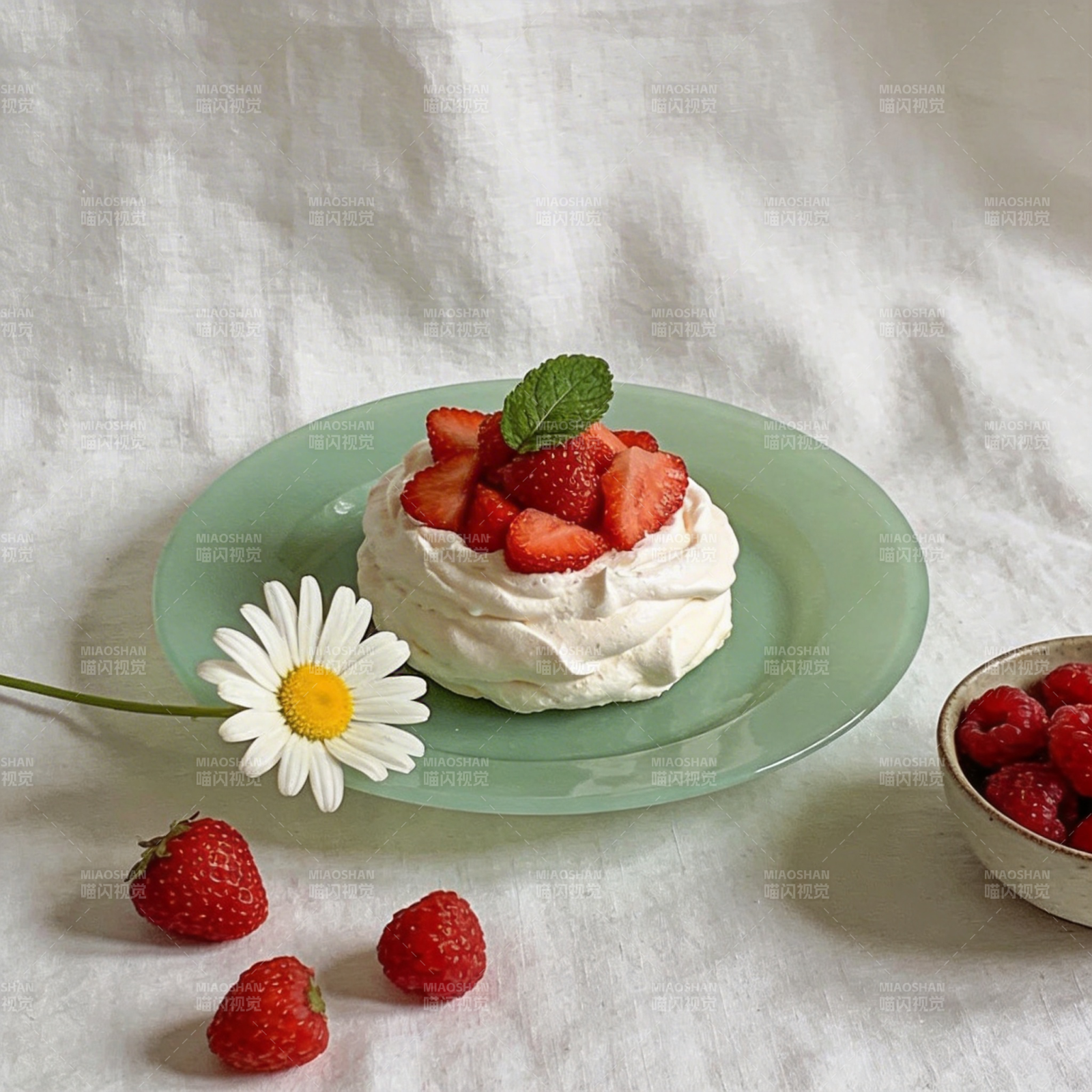 草莓奶油甜点图片