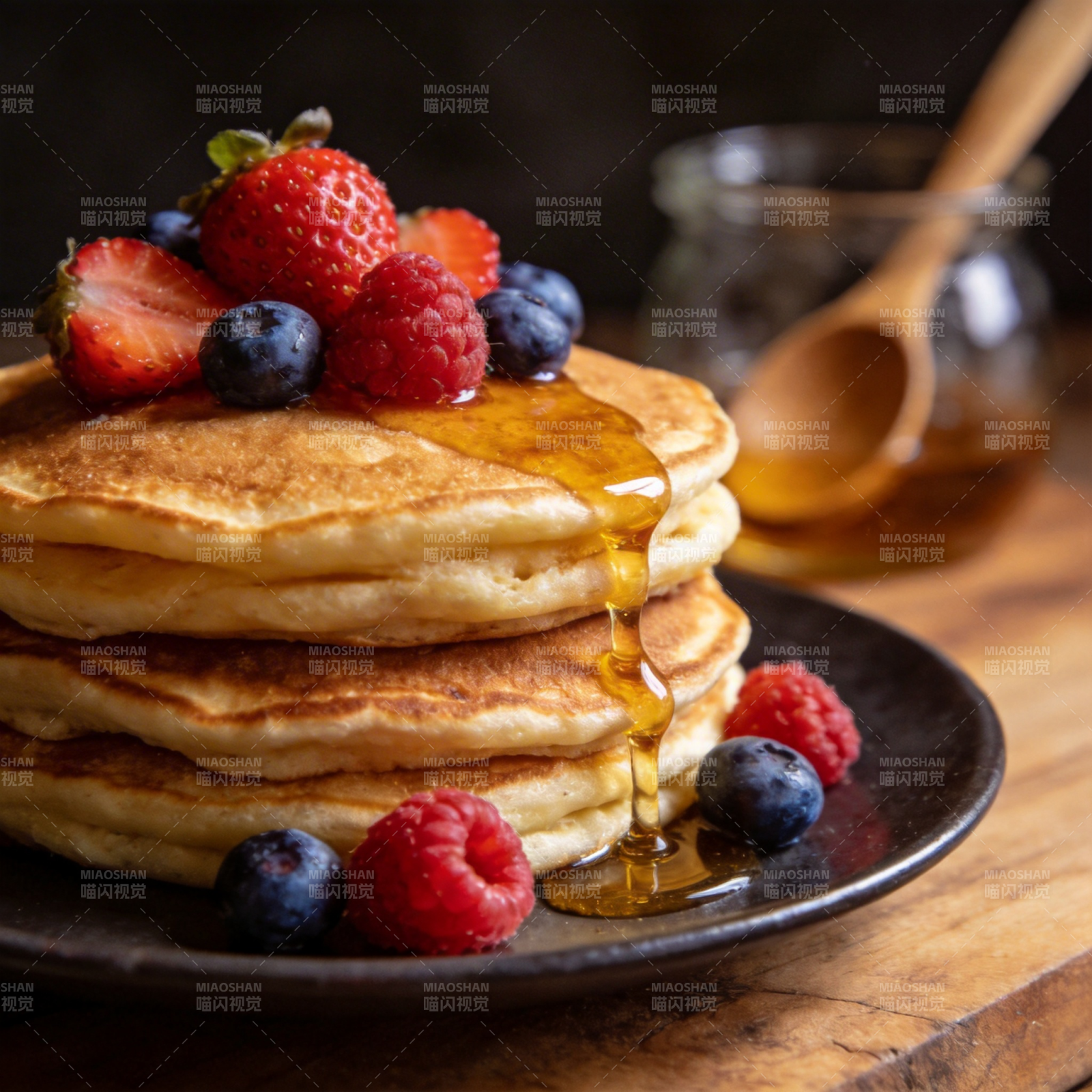 甜蜜煎饼配浆果图片