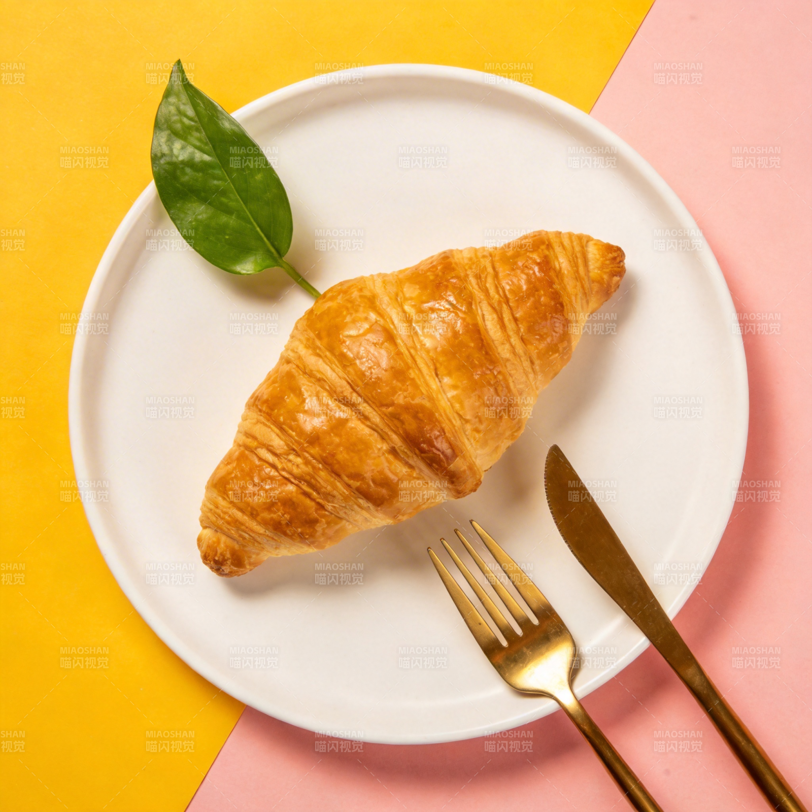 金黄酥脆牛角包图片