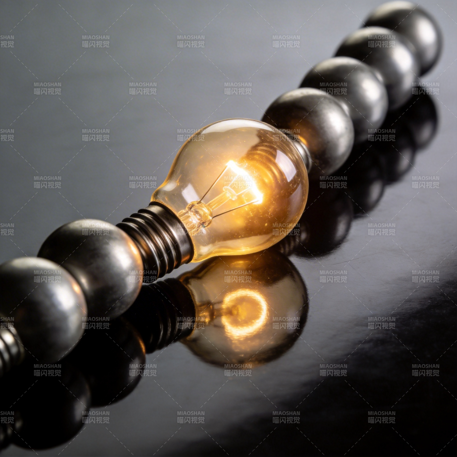 灯泡与金属珠链图片