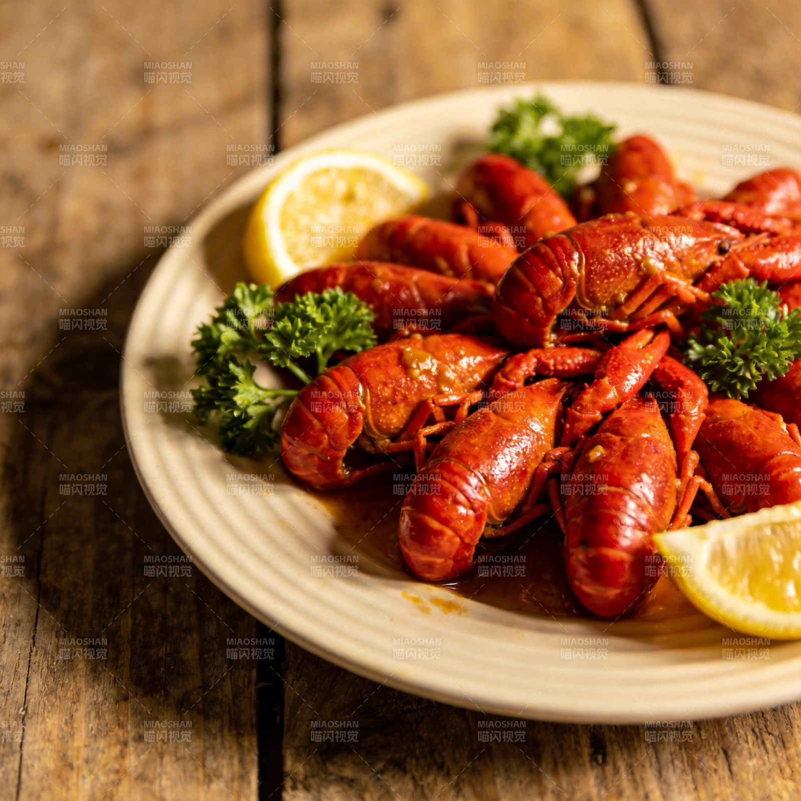 香辣小龙虾配柠檬图片