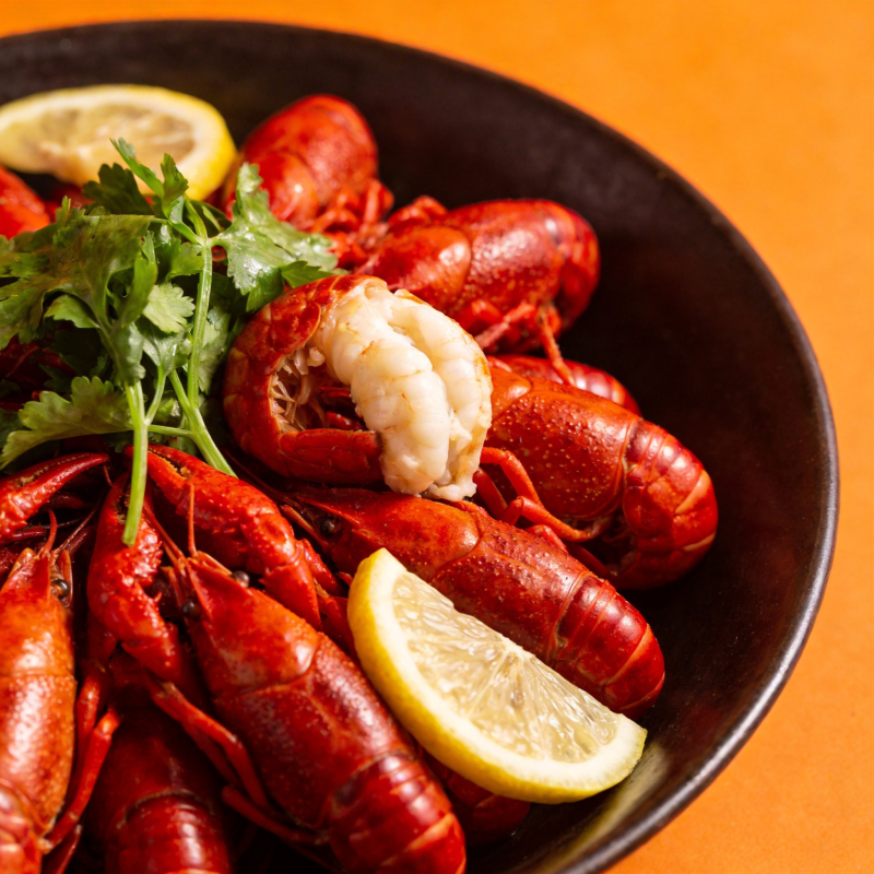 香辣小龙虾配柠檬图片