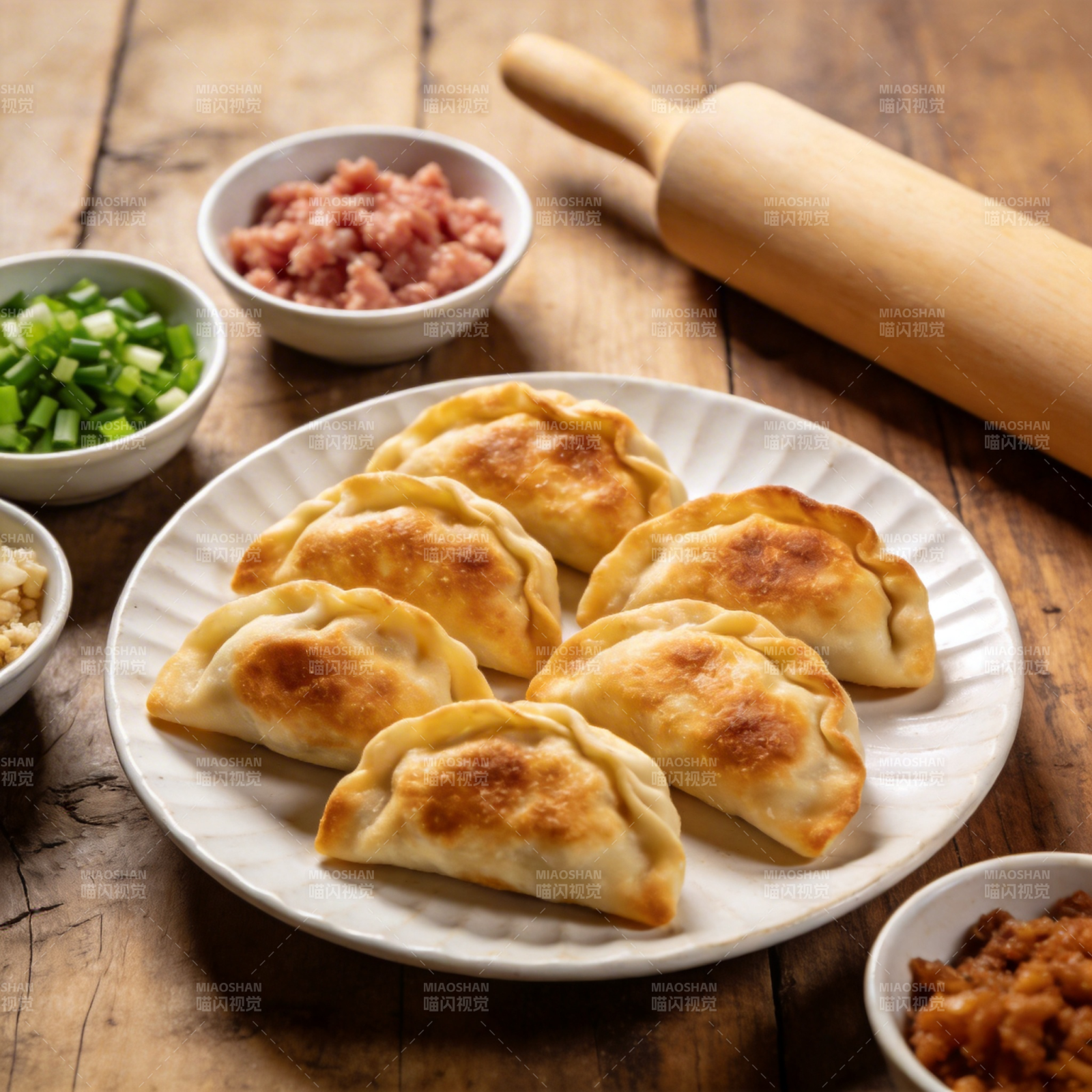 金黄煎饺配馅料图片