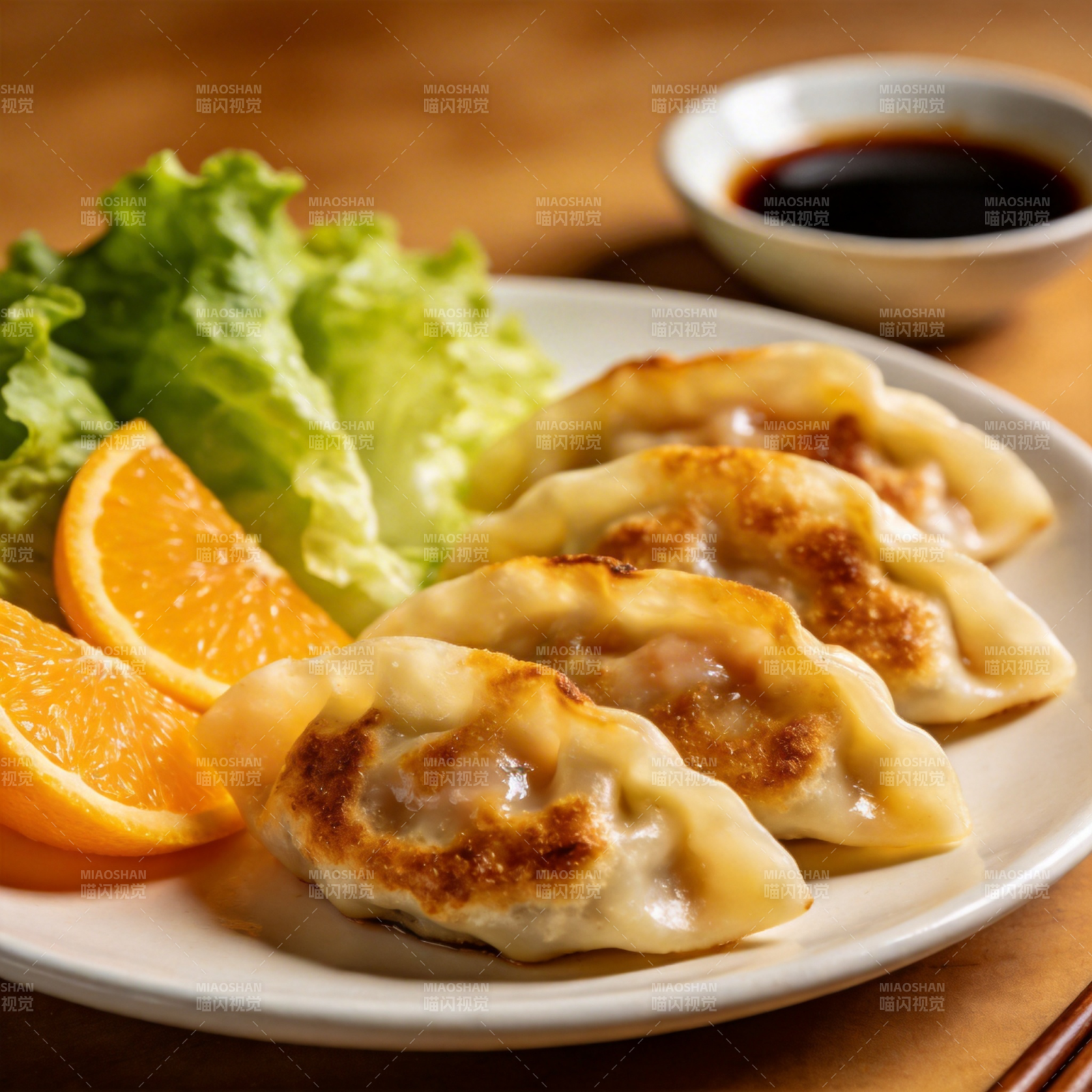 煎饺配橙片生菜图片