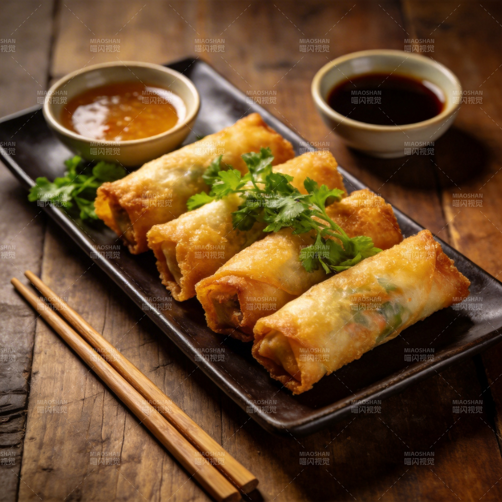 金黄春卷配酱料图片