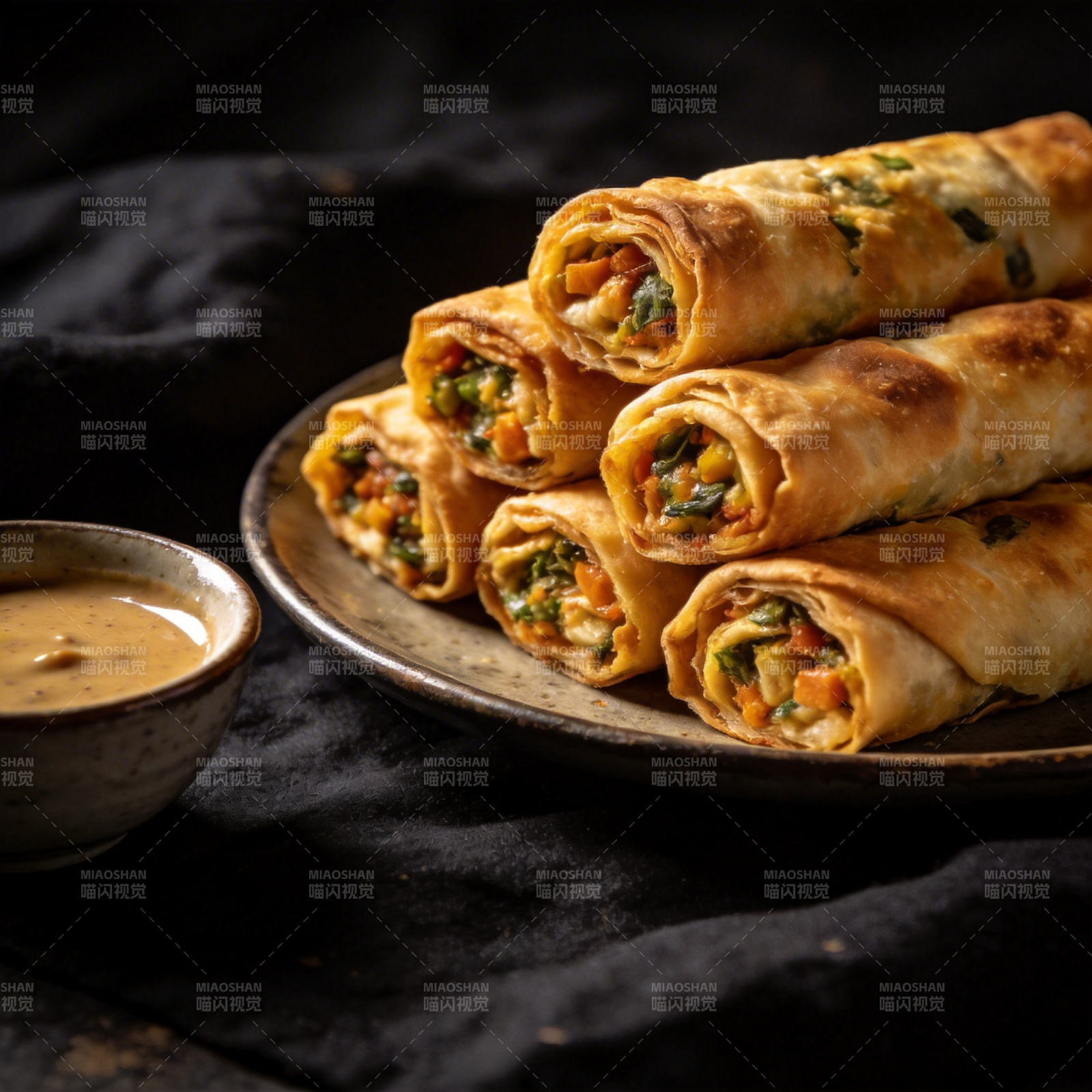 金黄春卷配酱料图片
