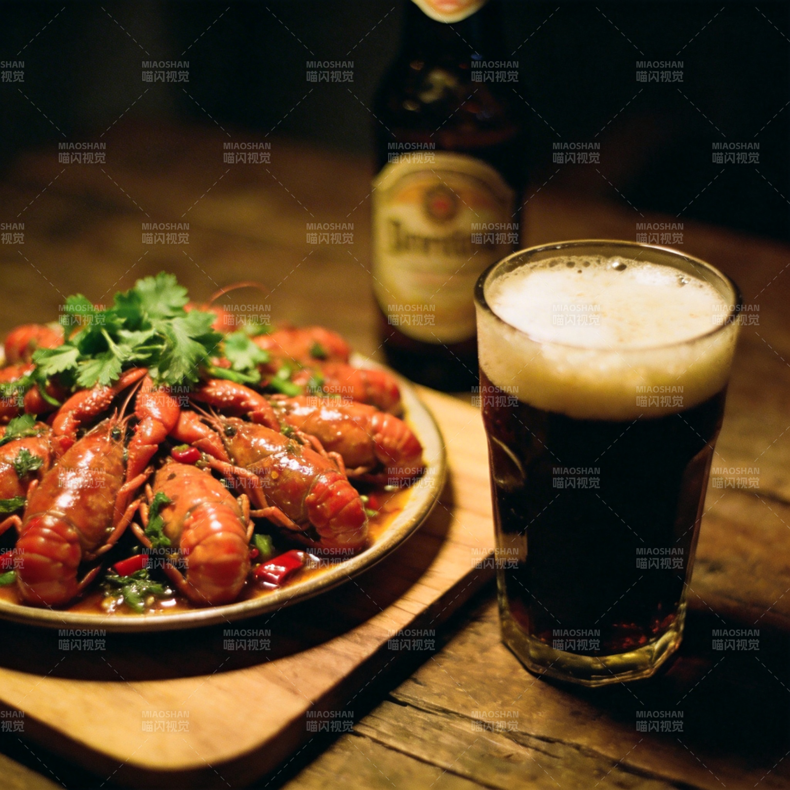 小龙虾配啤酒图片