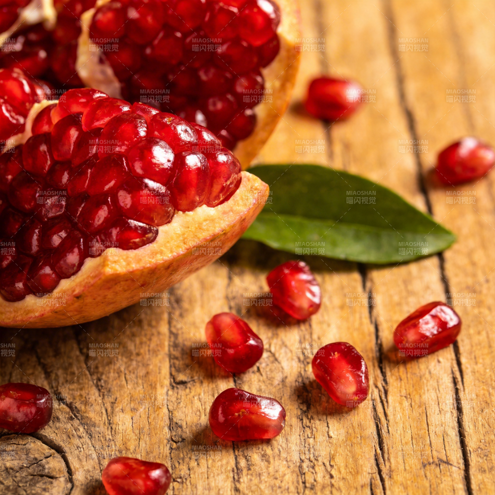 石榴鲜红诱人图片