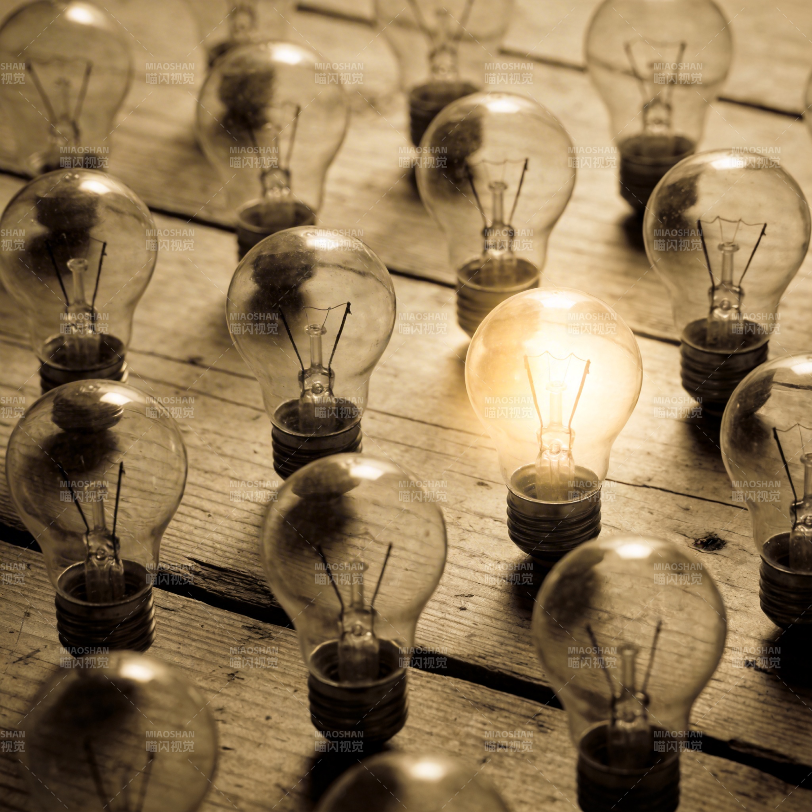 灯泡中的灵感之光图片