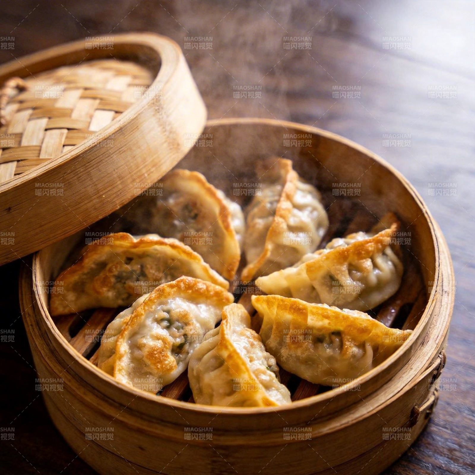 热气腾腾的蒸饺图片