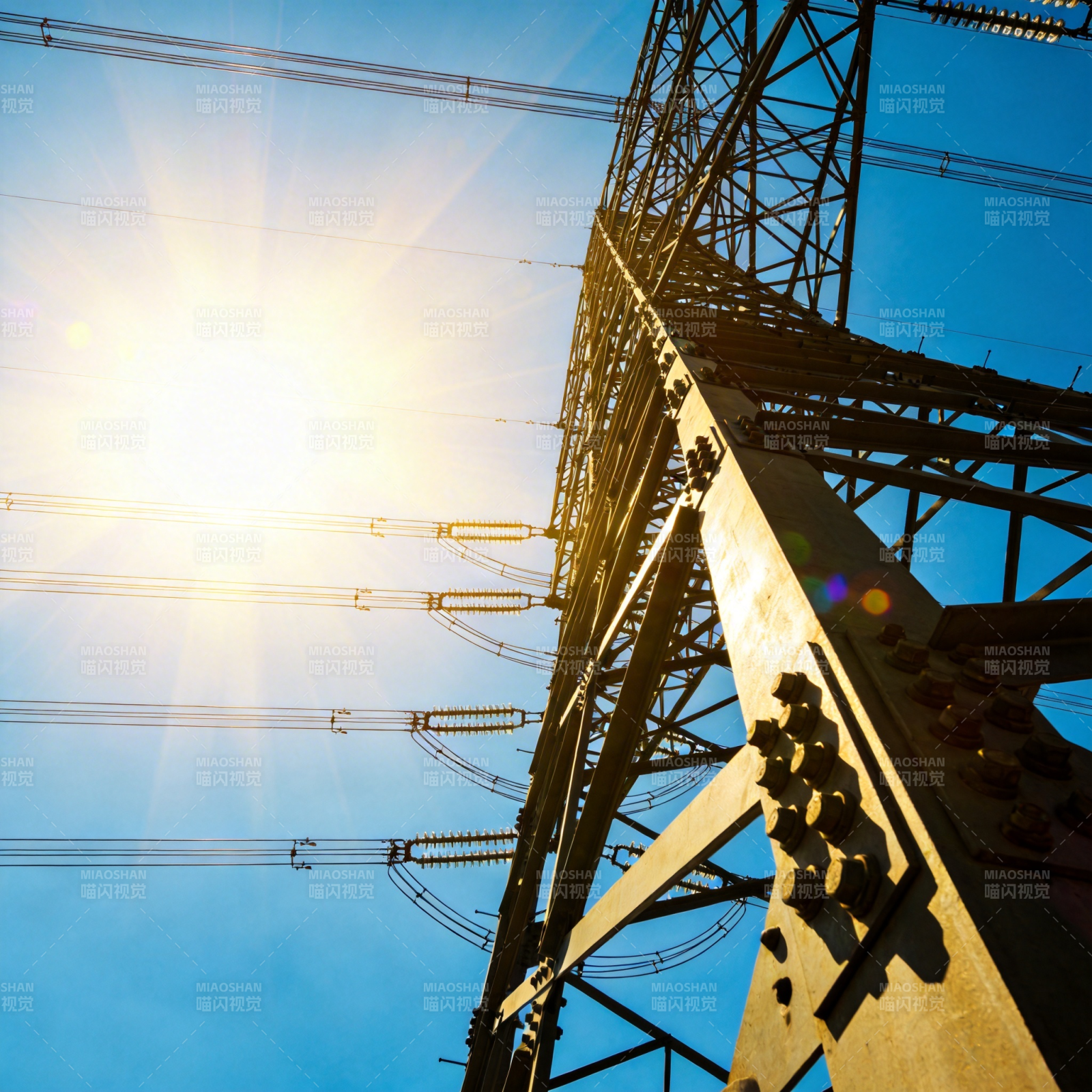 高压电塔迎朝阳图片