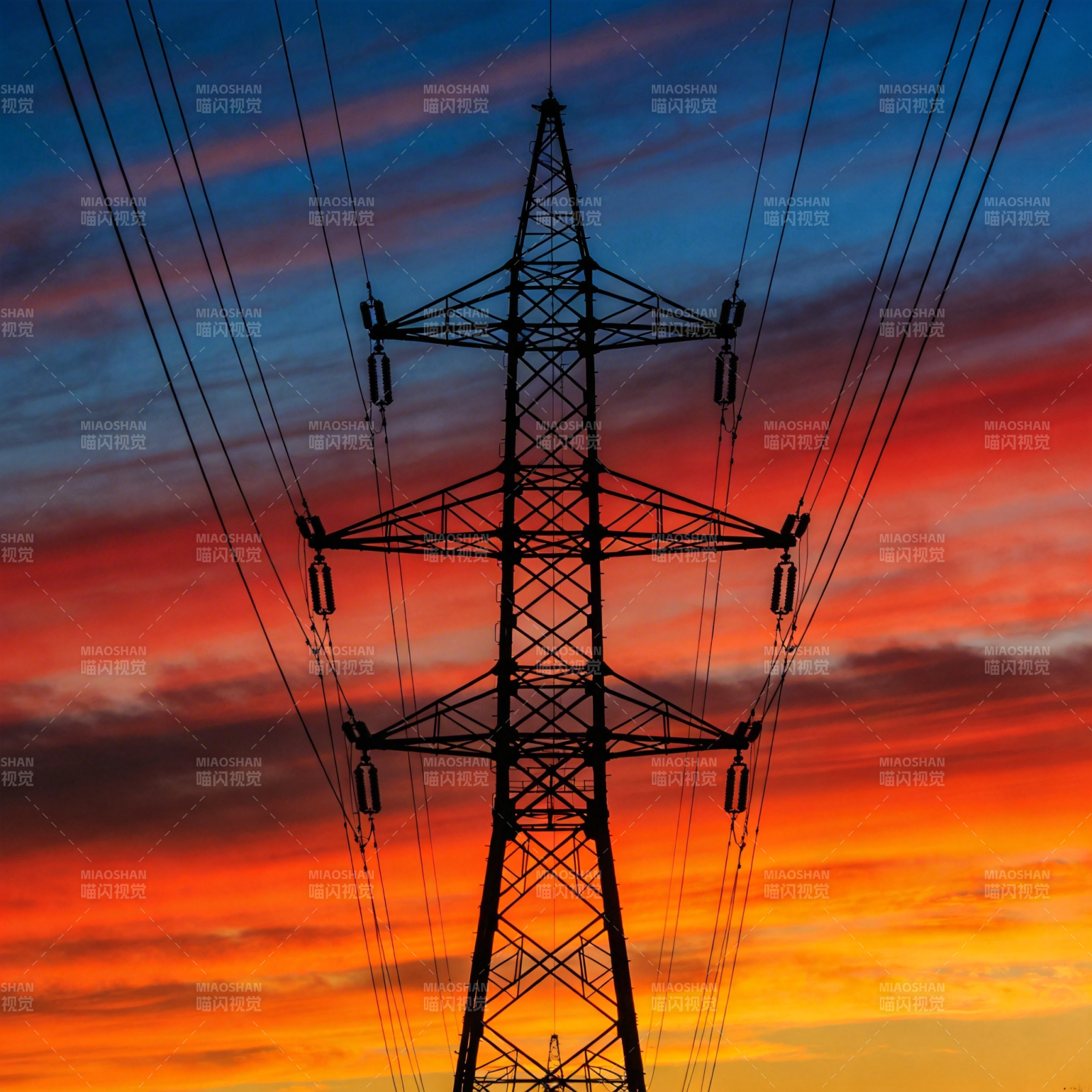 夕阳下的电力塔图片