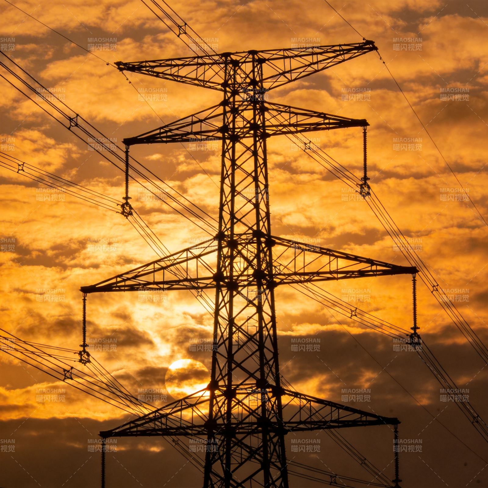 夕阳下的电塔剪影图片