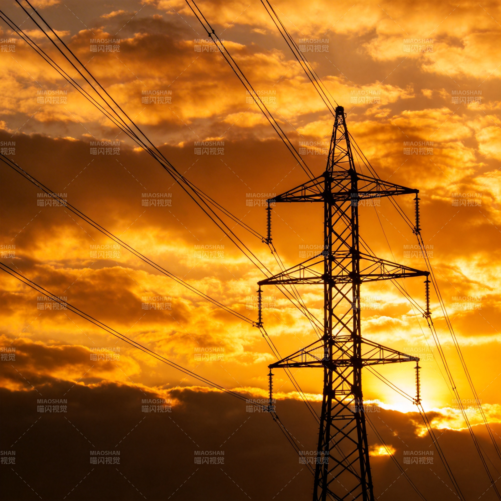 夕阳下的电塔剪影图片