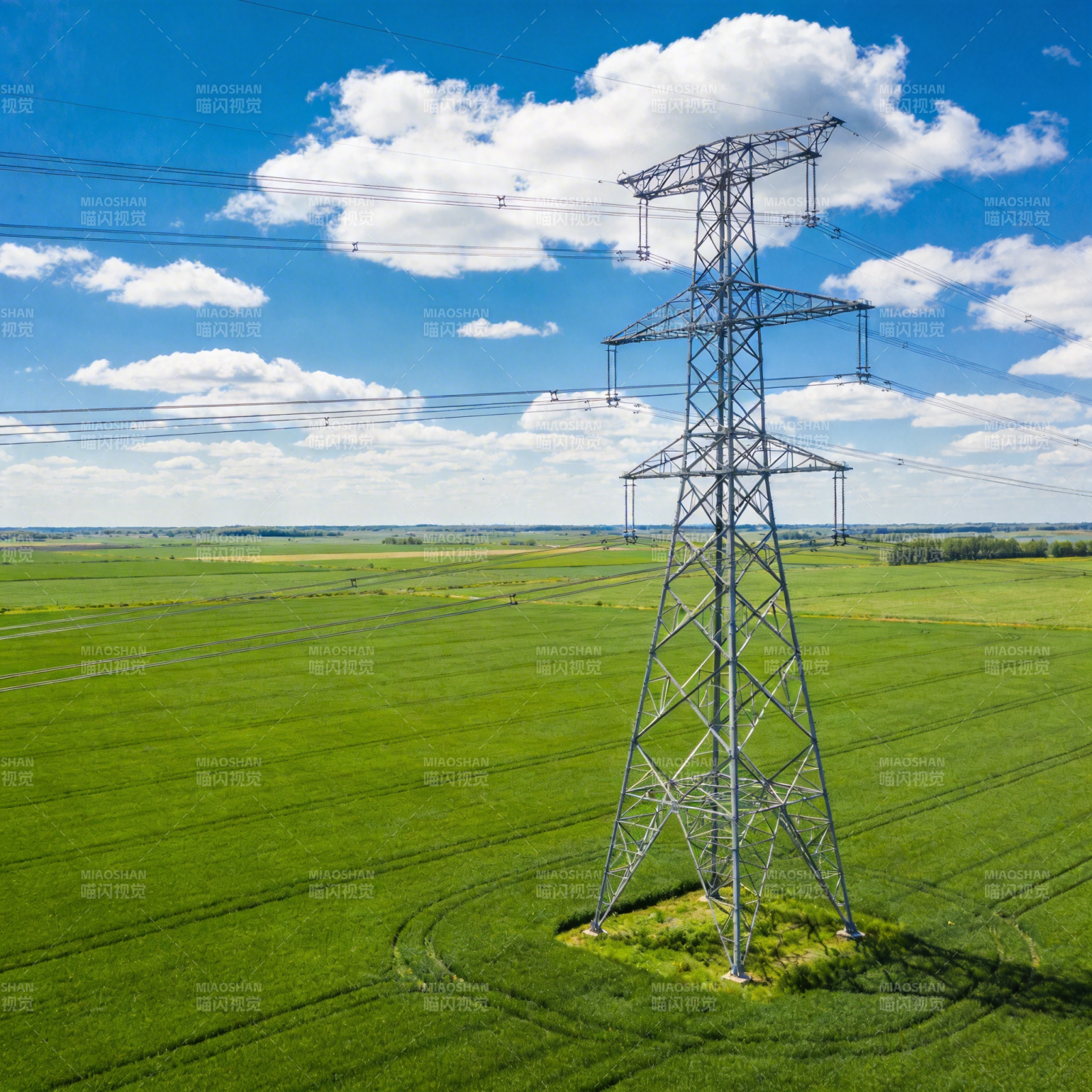 高压电塔绿野间图片