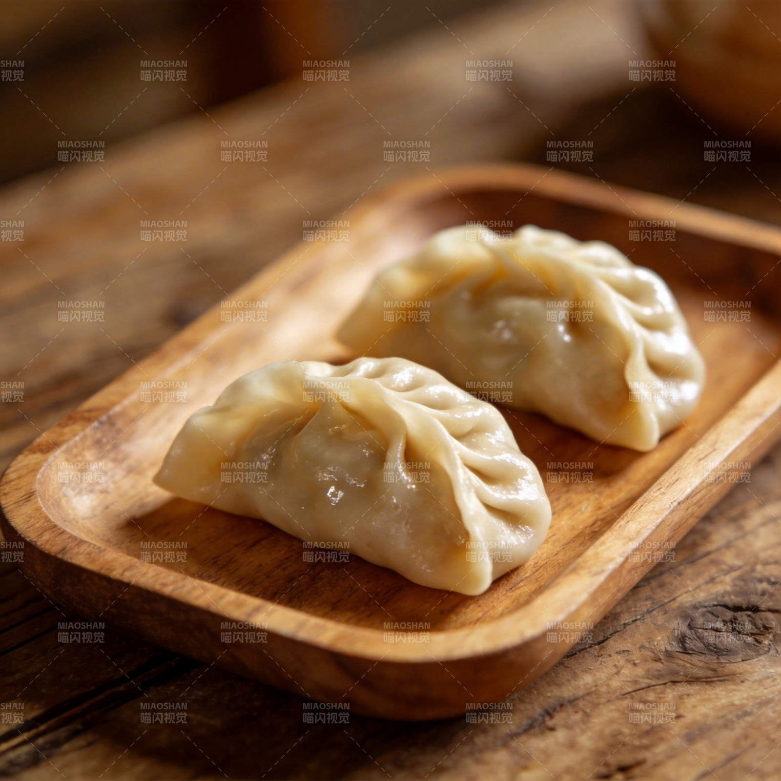 木盘上的两颗饺子图片