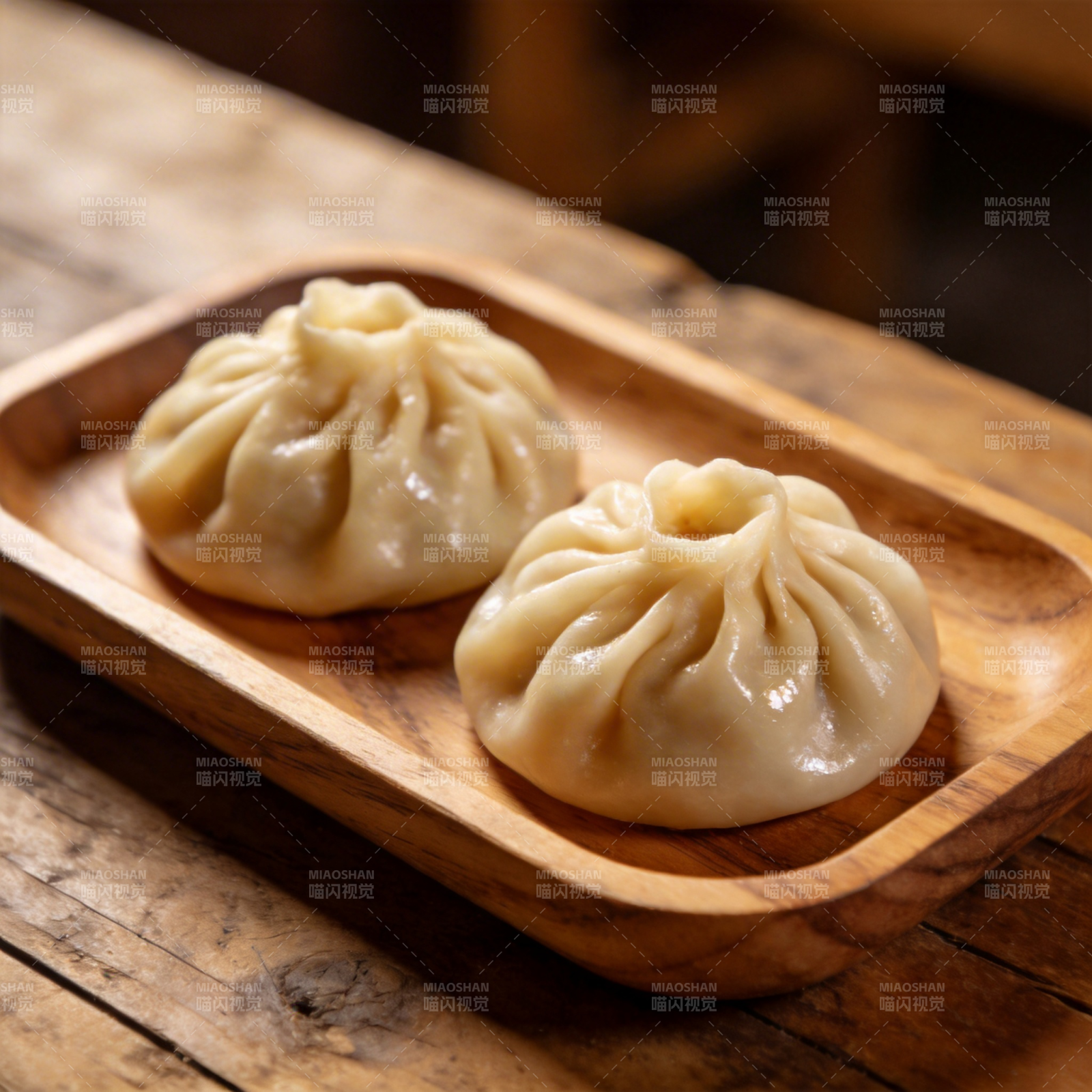 木盘上的两个包子图片
