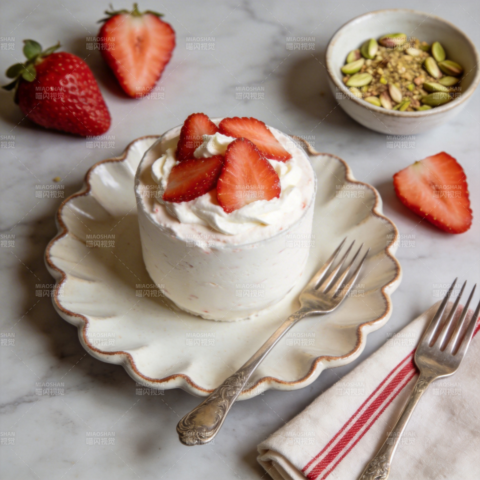 草莓奶油甜点图片