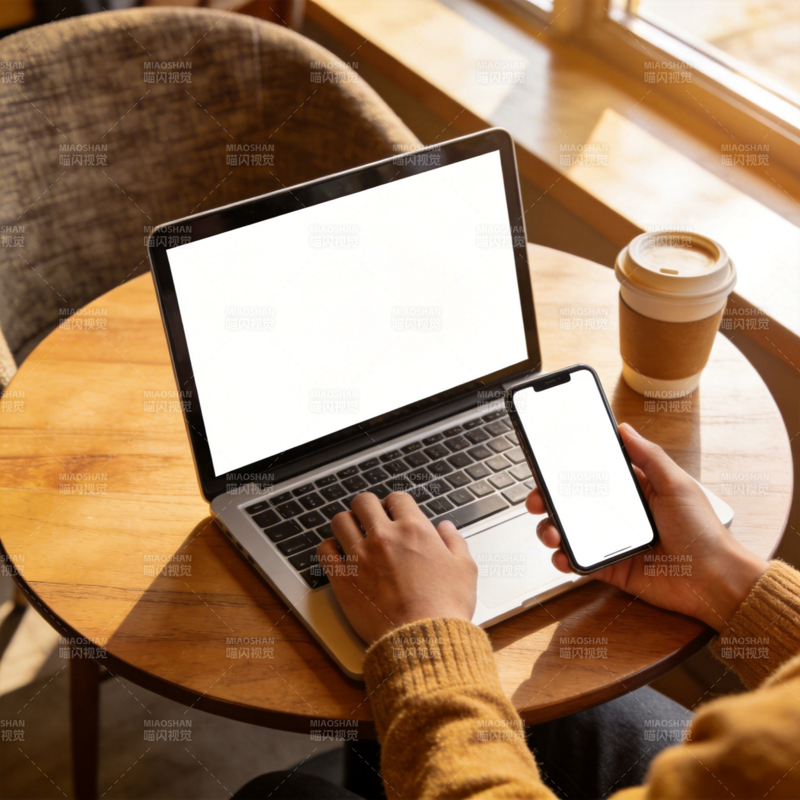 办公桌前的数字生活图片