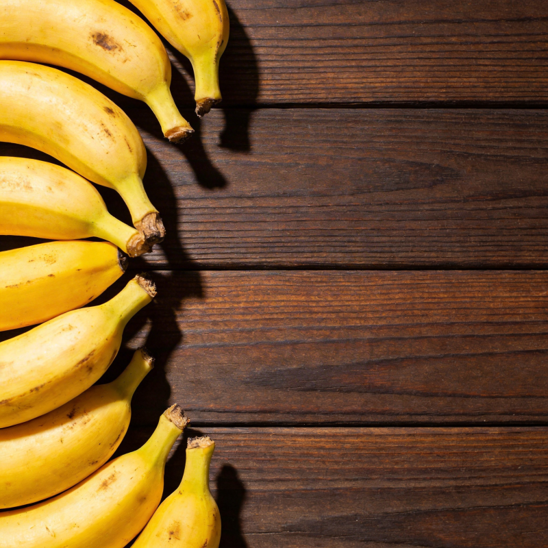 香蕉排列木桌图片