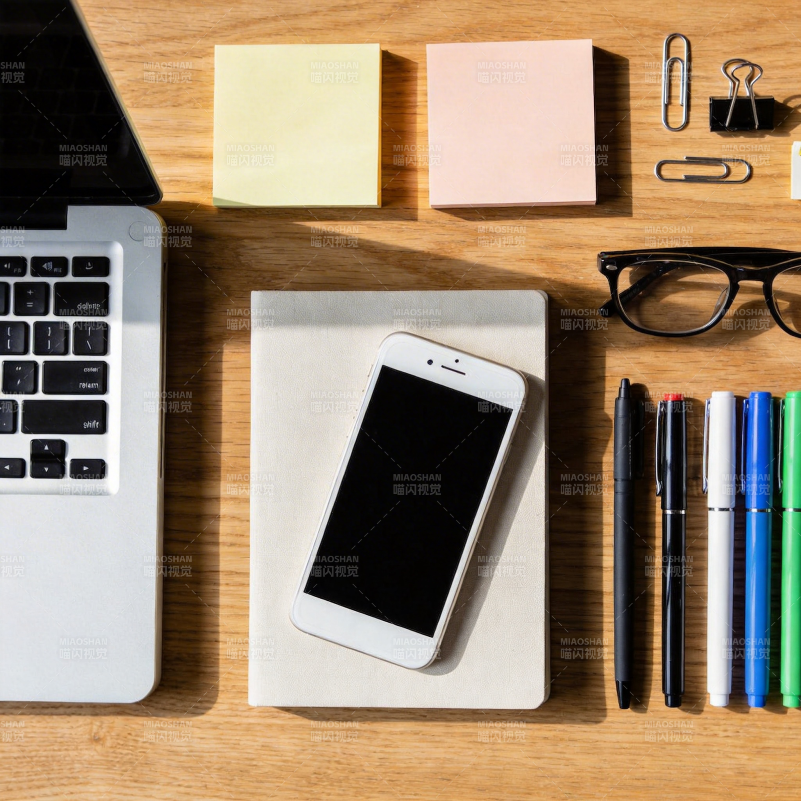 办公桌面一角图片