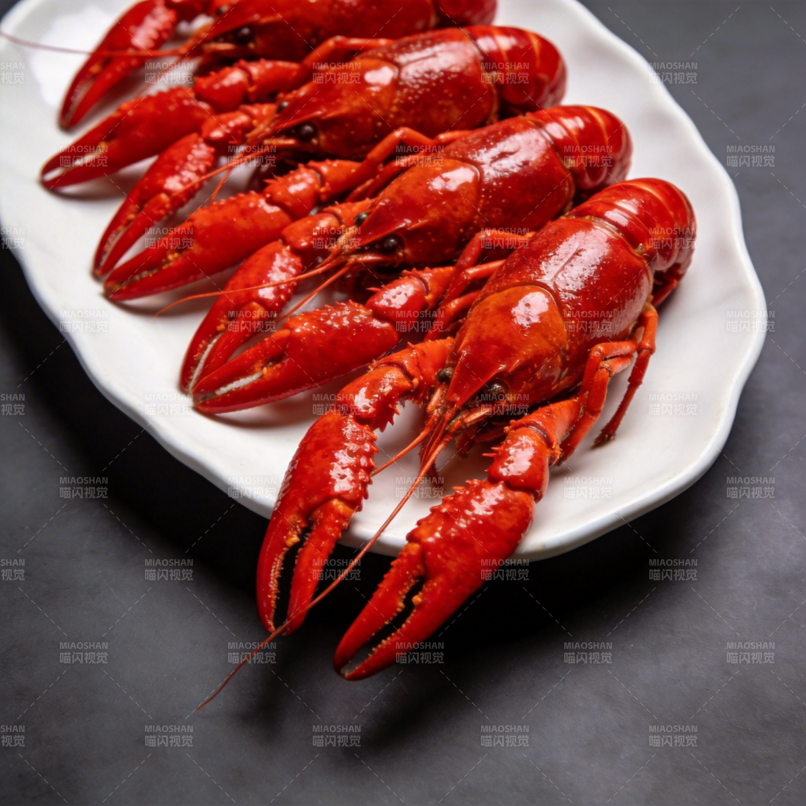 鲜红龙虾列盘中图片