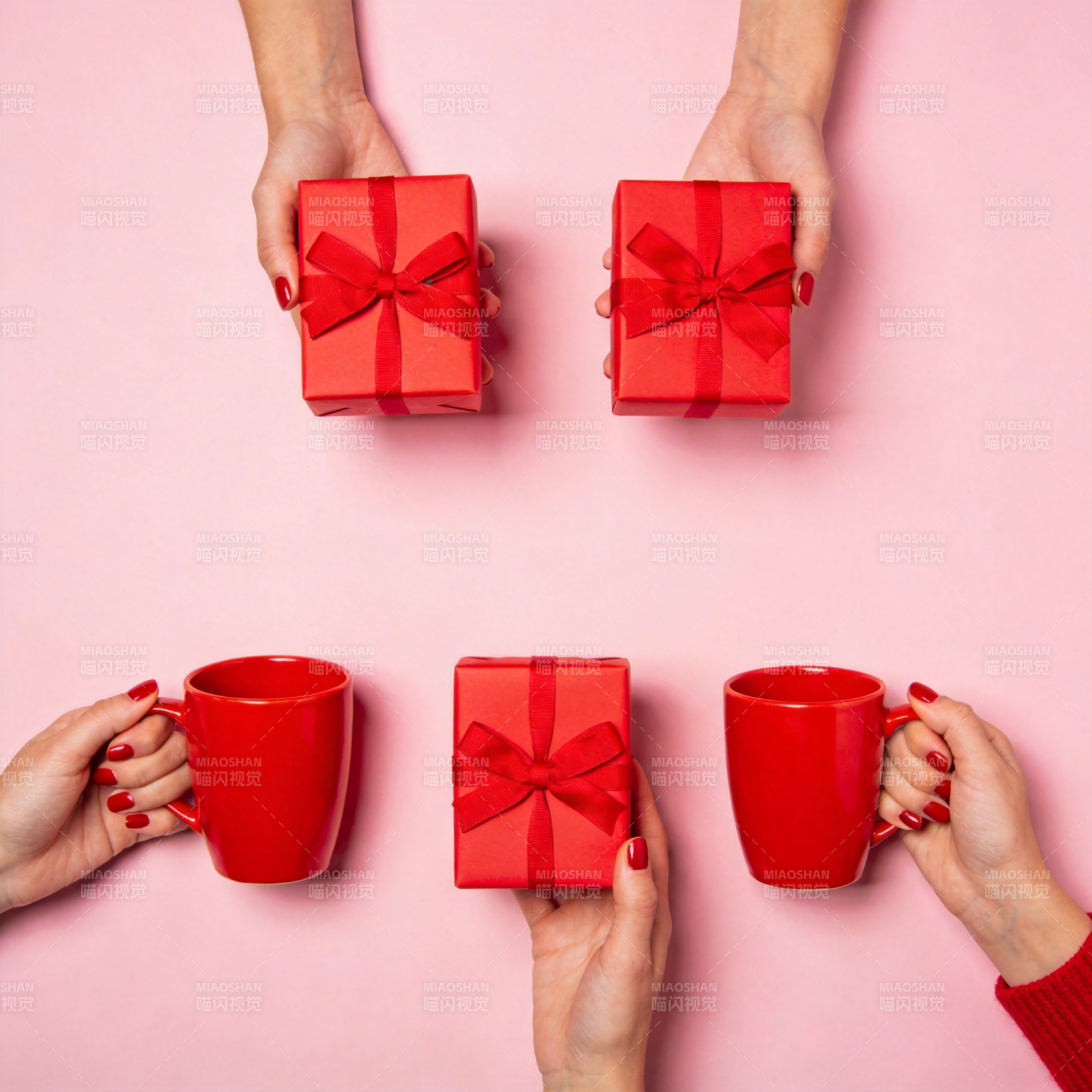 红礼盒与咖啡杯图片