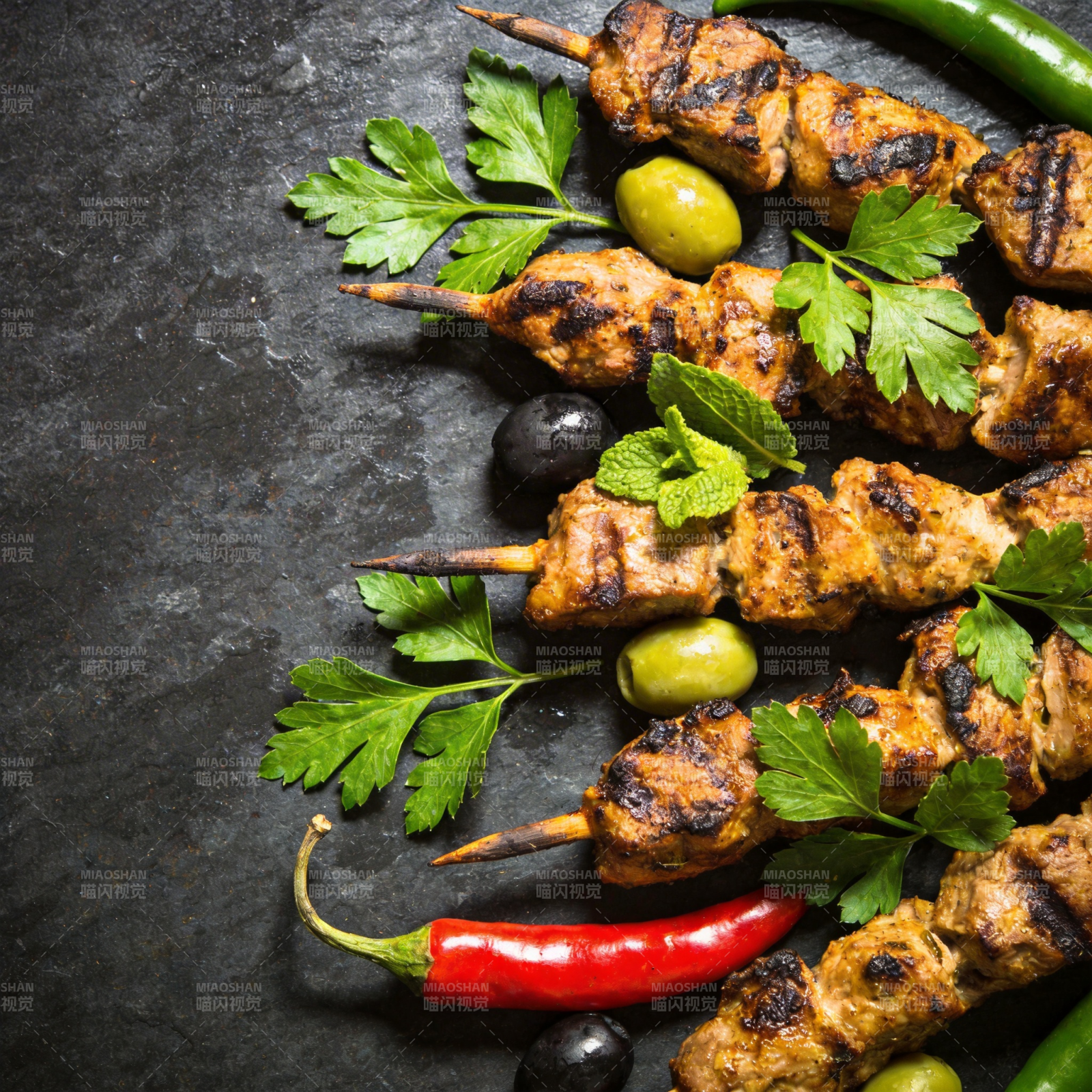 香烤肉串配香草图片