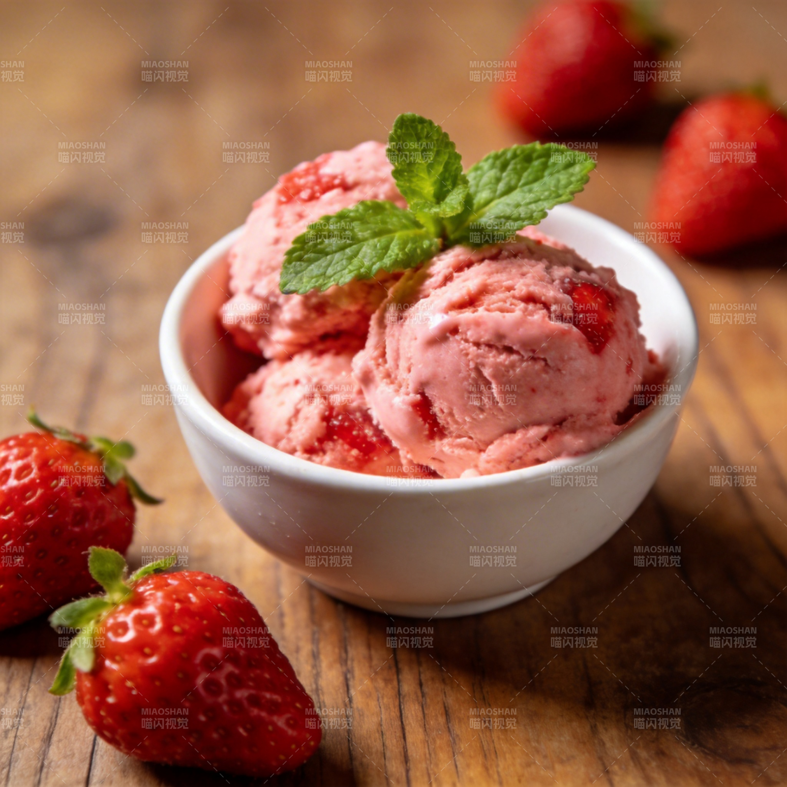 草莓冰淇淋图片