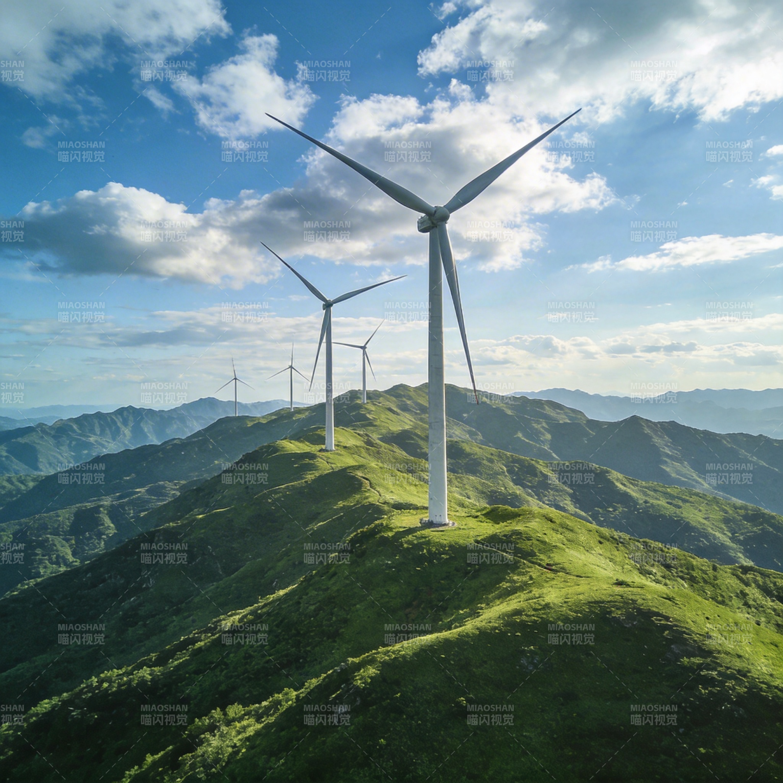 山巅风车 绿野蓝天图片