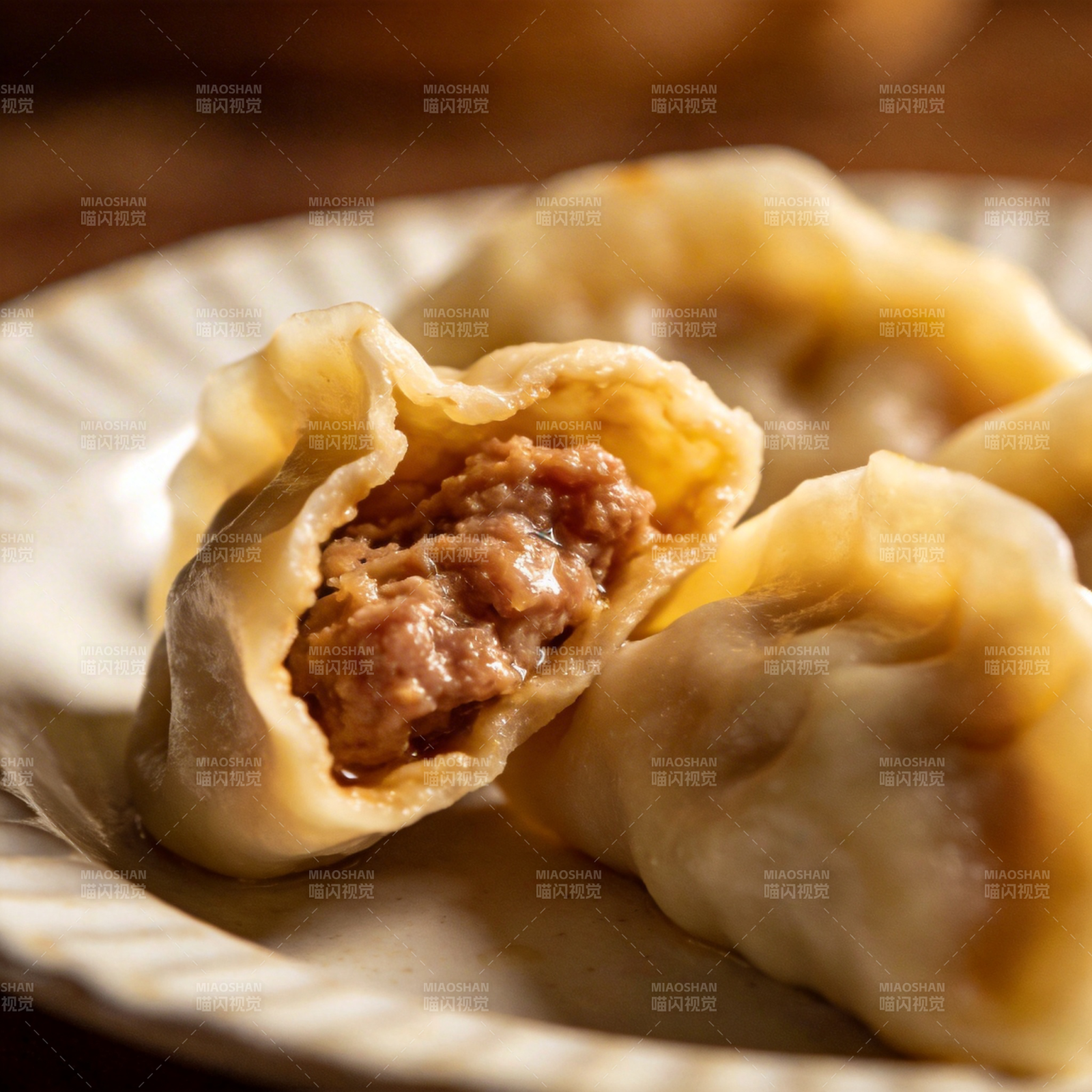 鲜嫩多汁的饺子图片