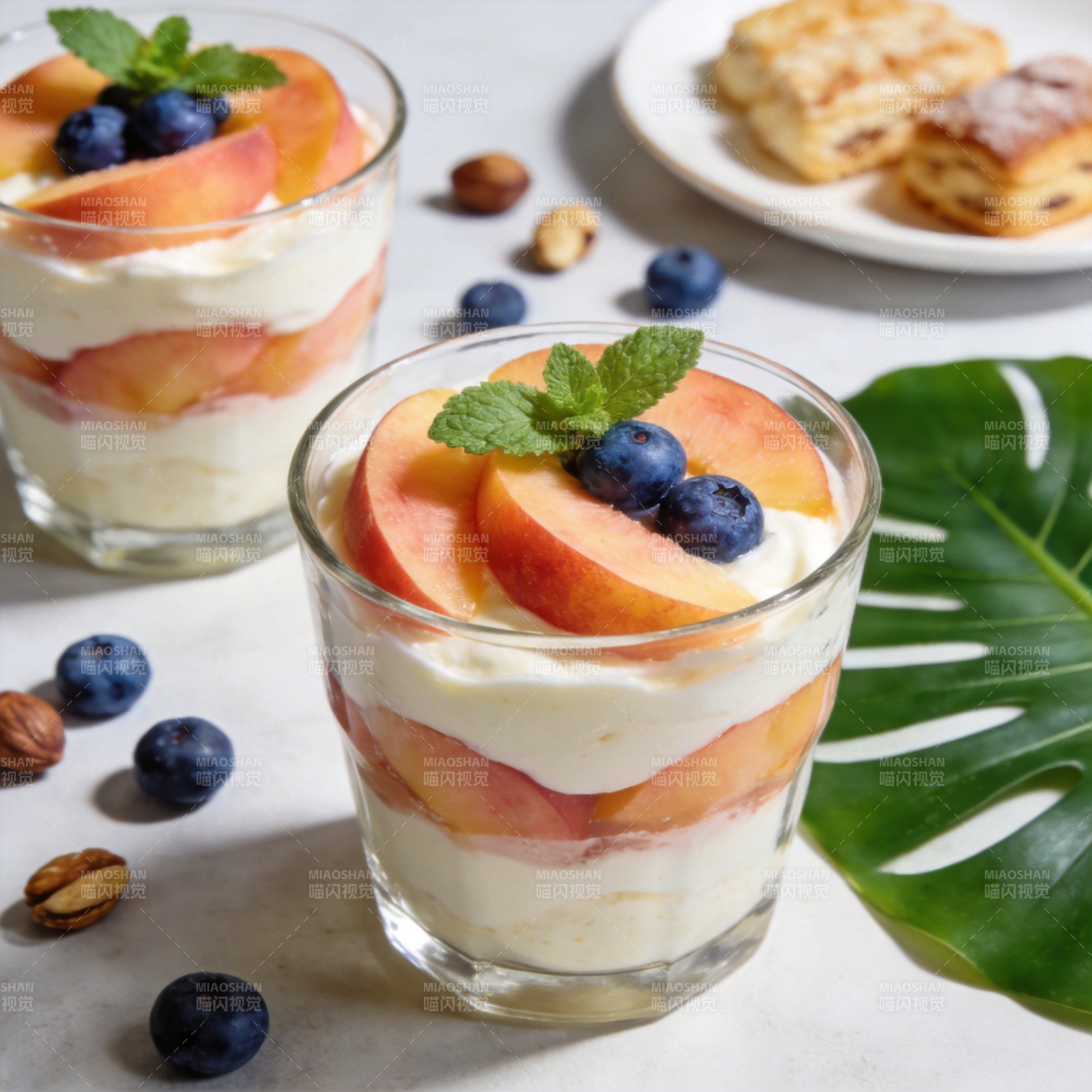 桃蓝莓酸奶杯图片