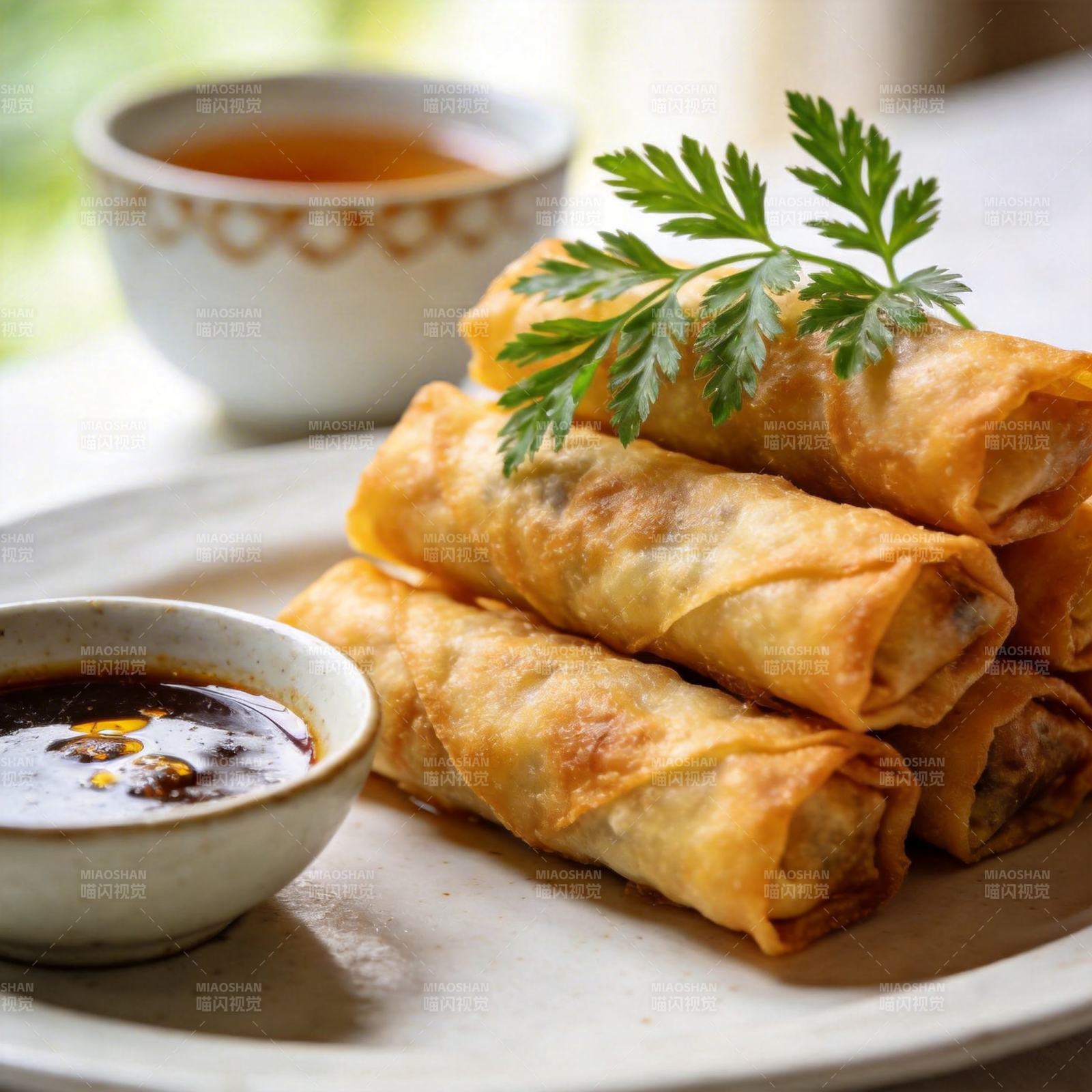 金黄春卷配酱料图片