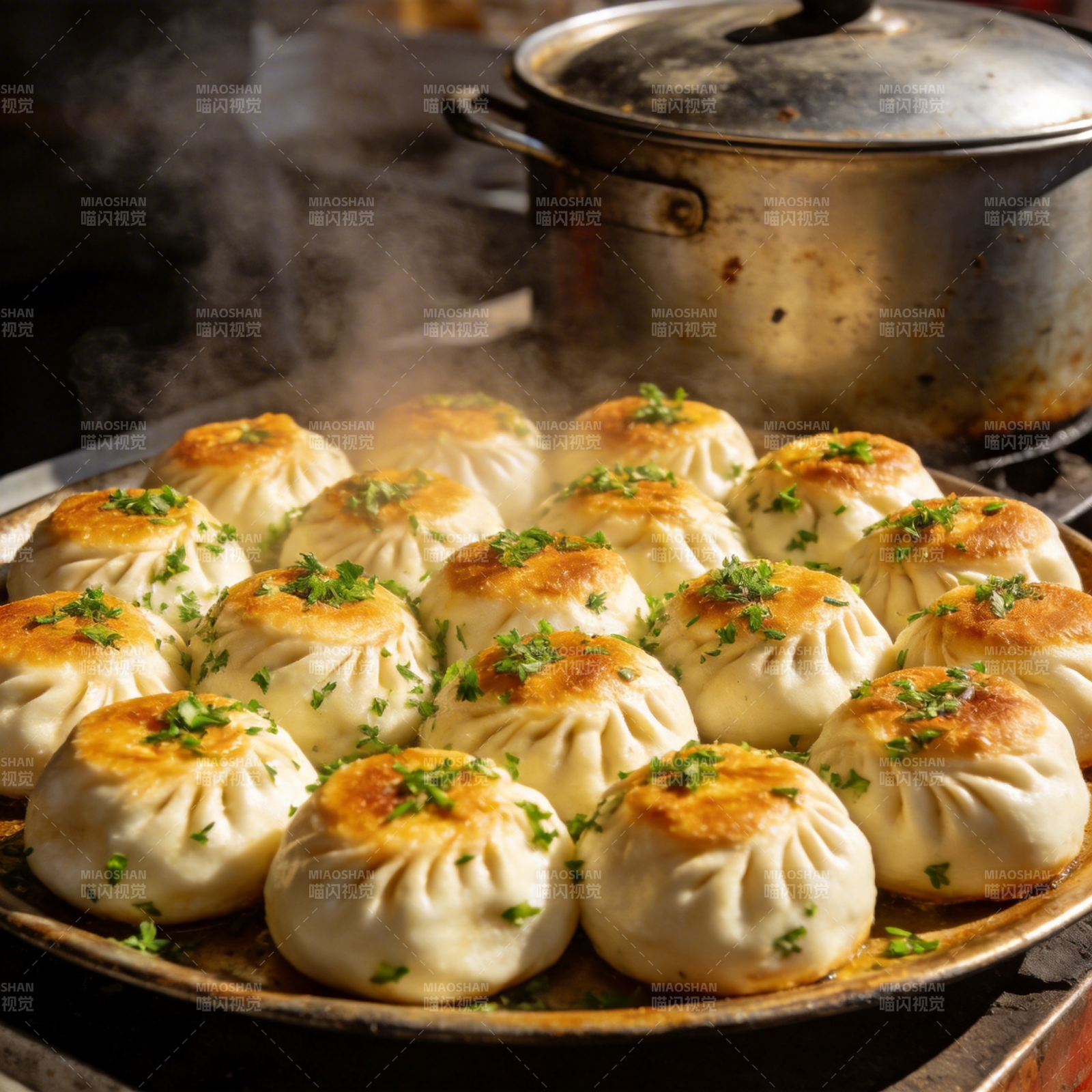 热腾腾的煎包图片