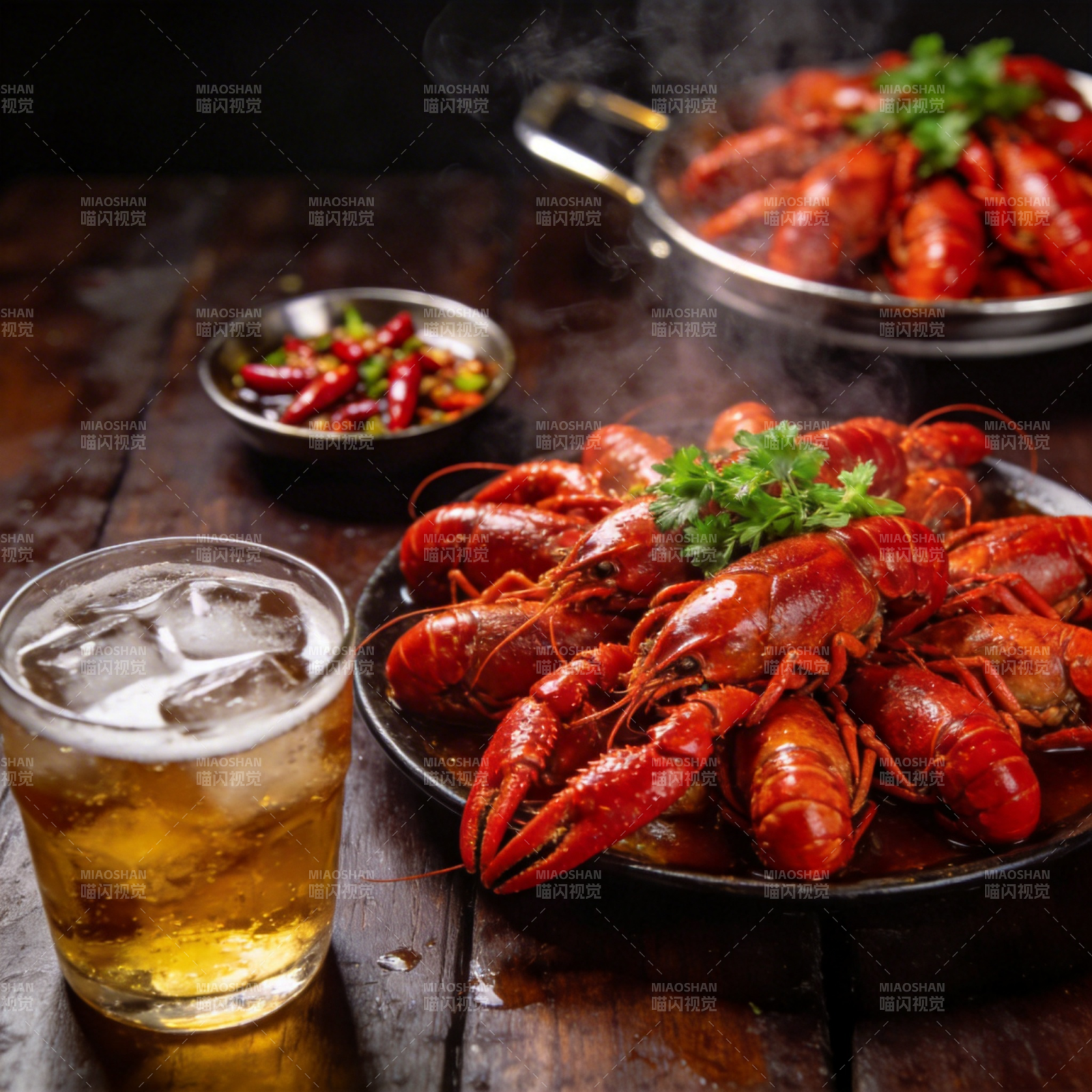 小龙虾配冰啤图片